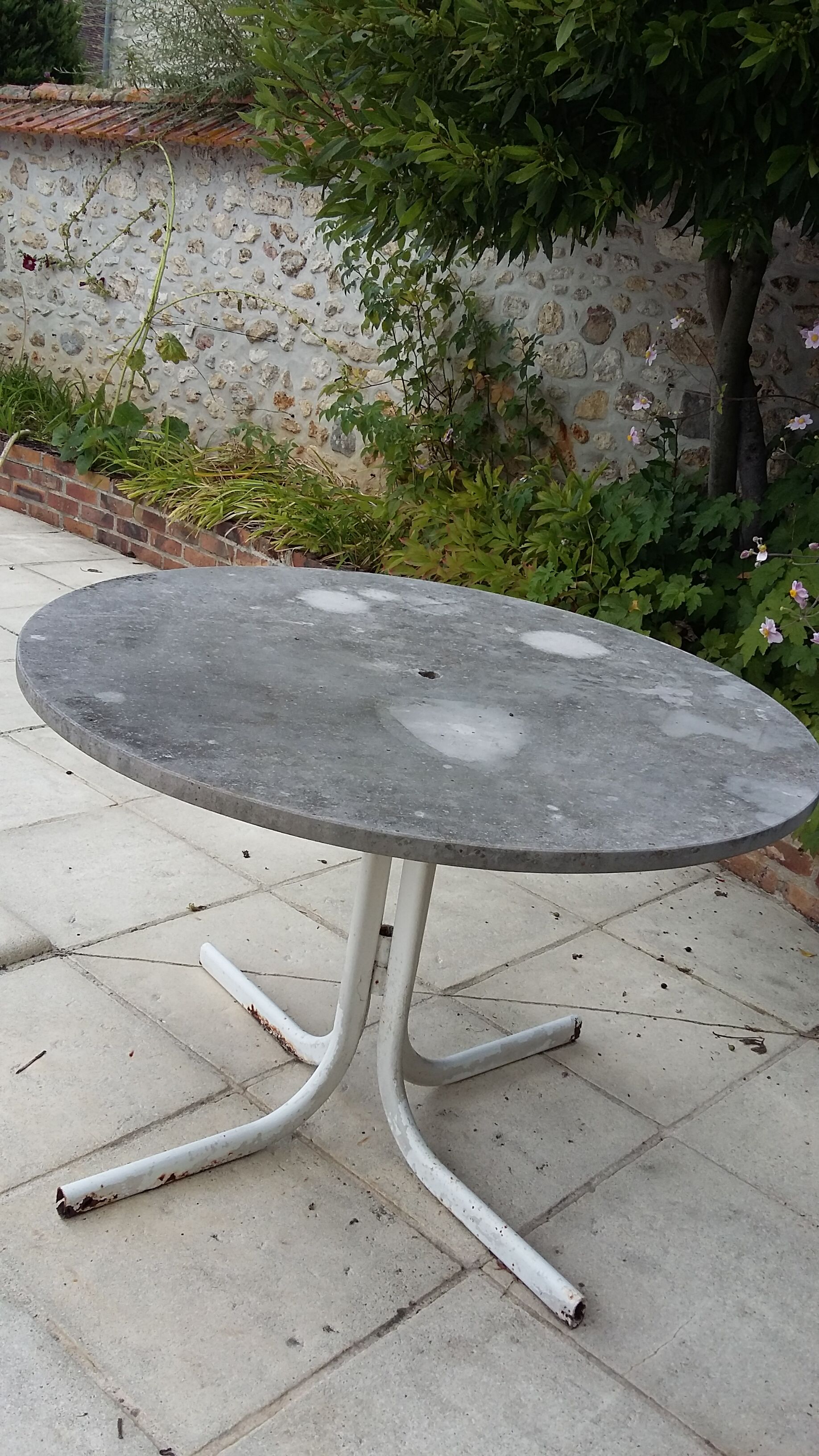 Round marble garden table
