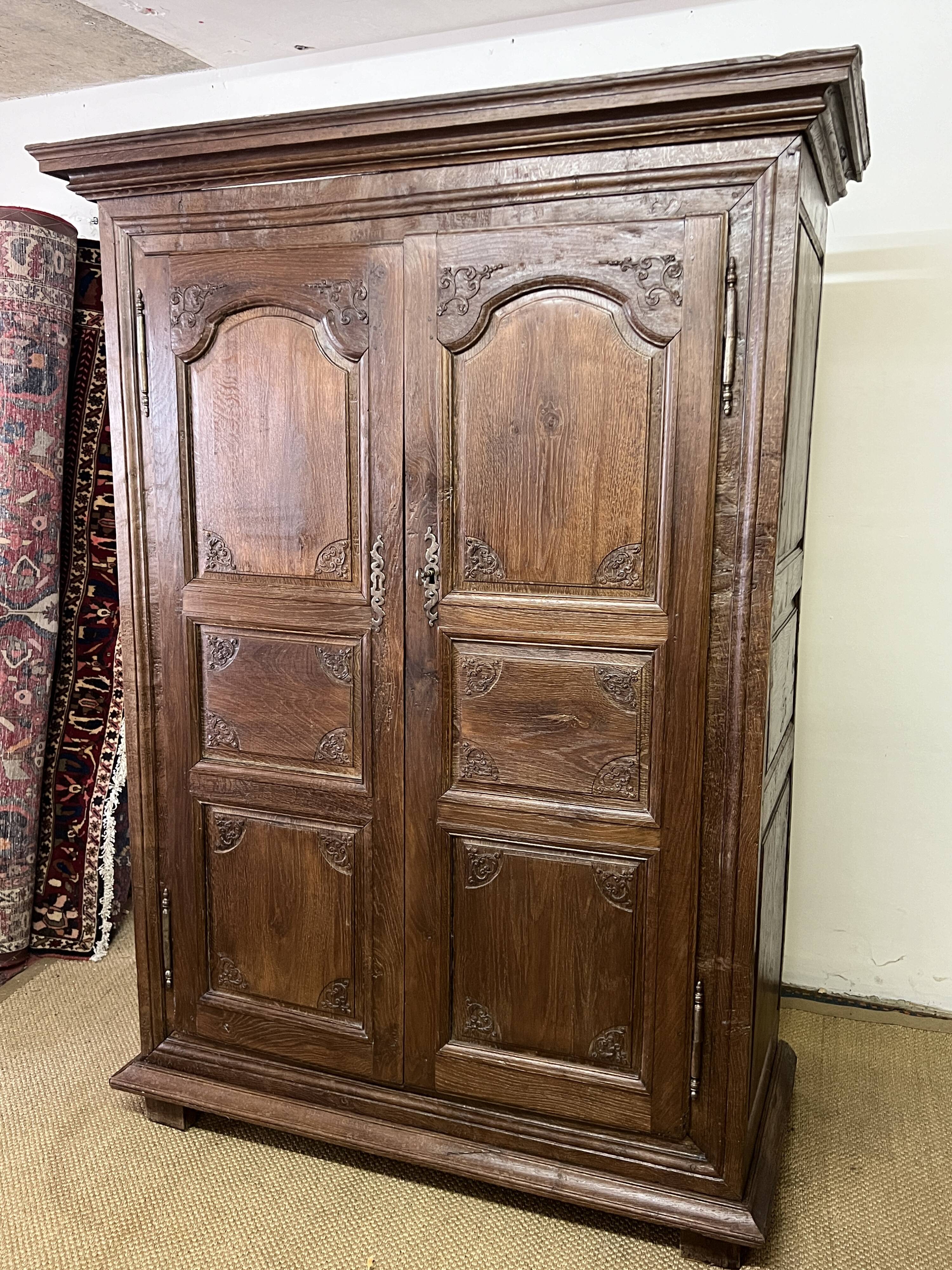 Armoire Louis XV en bois sculpté du XVIIIè siècle