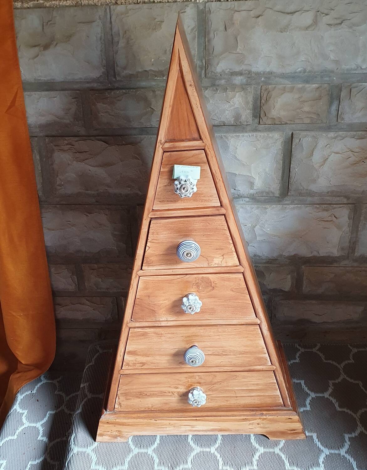 Pyramid-shaped chest of drawers