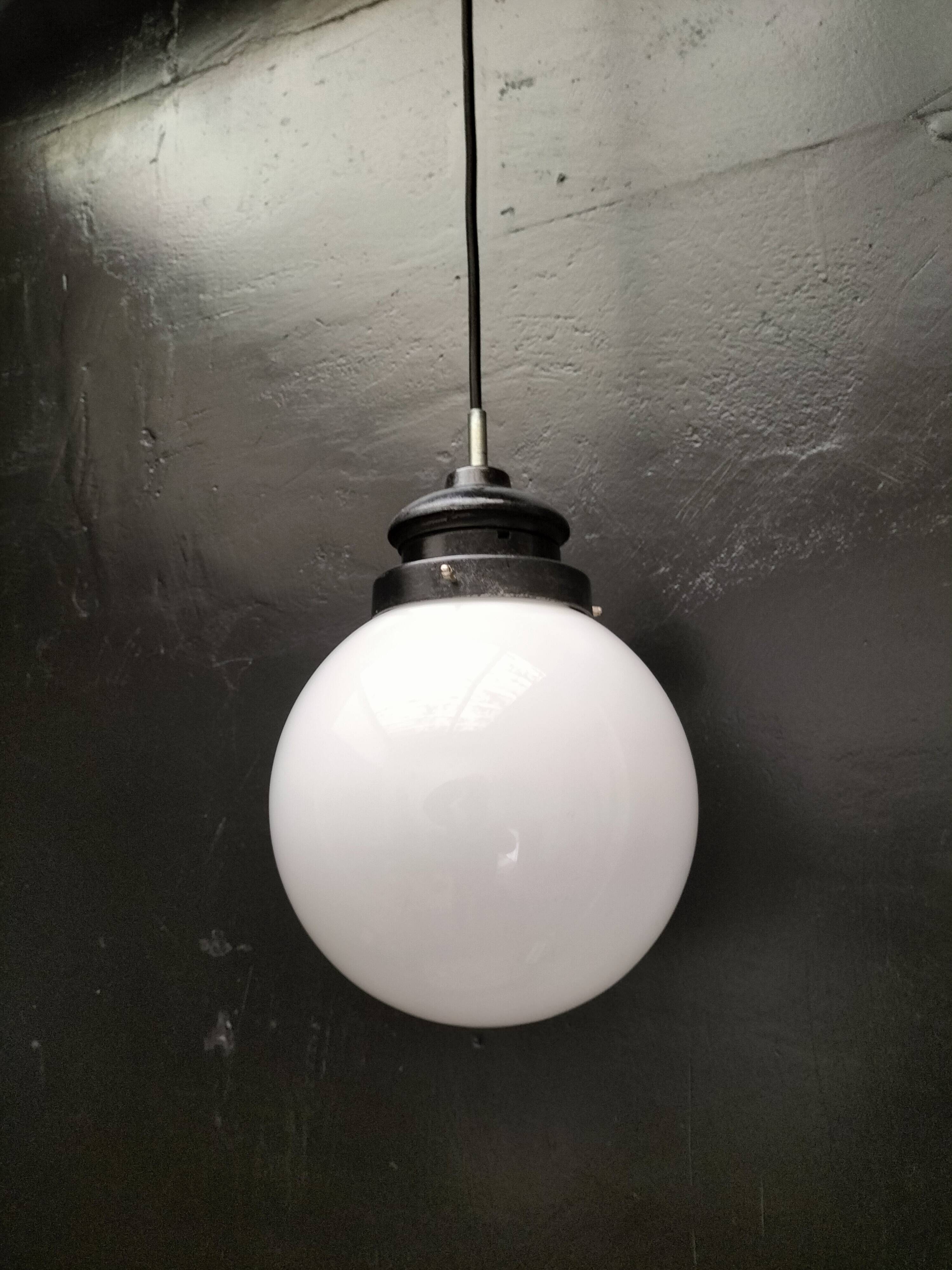 Opaline ball suspension