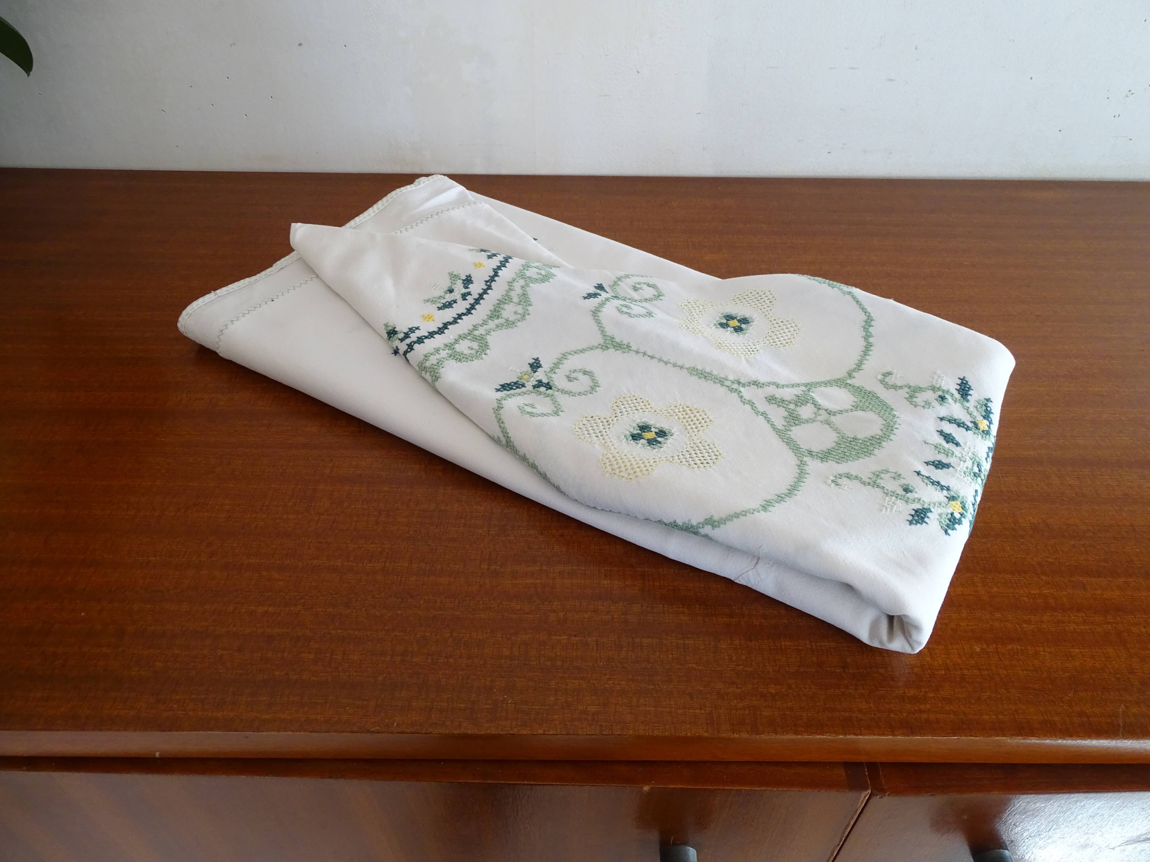 Round embroidered tablecloth 160 cm cotton