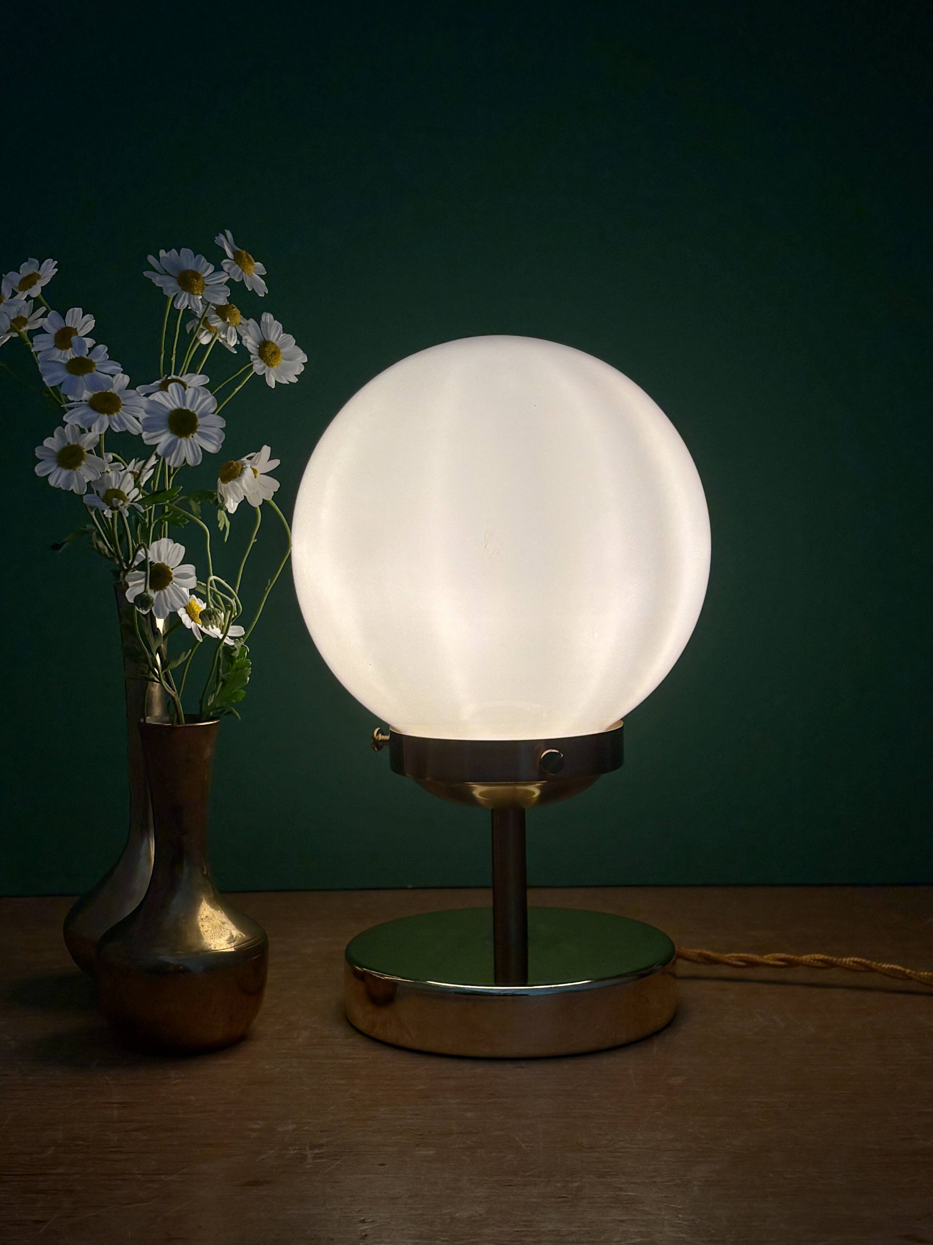 Vintage globe table lamp in white opaline.