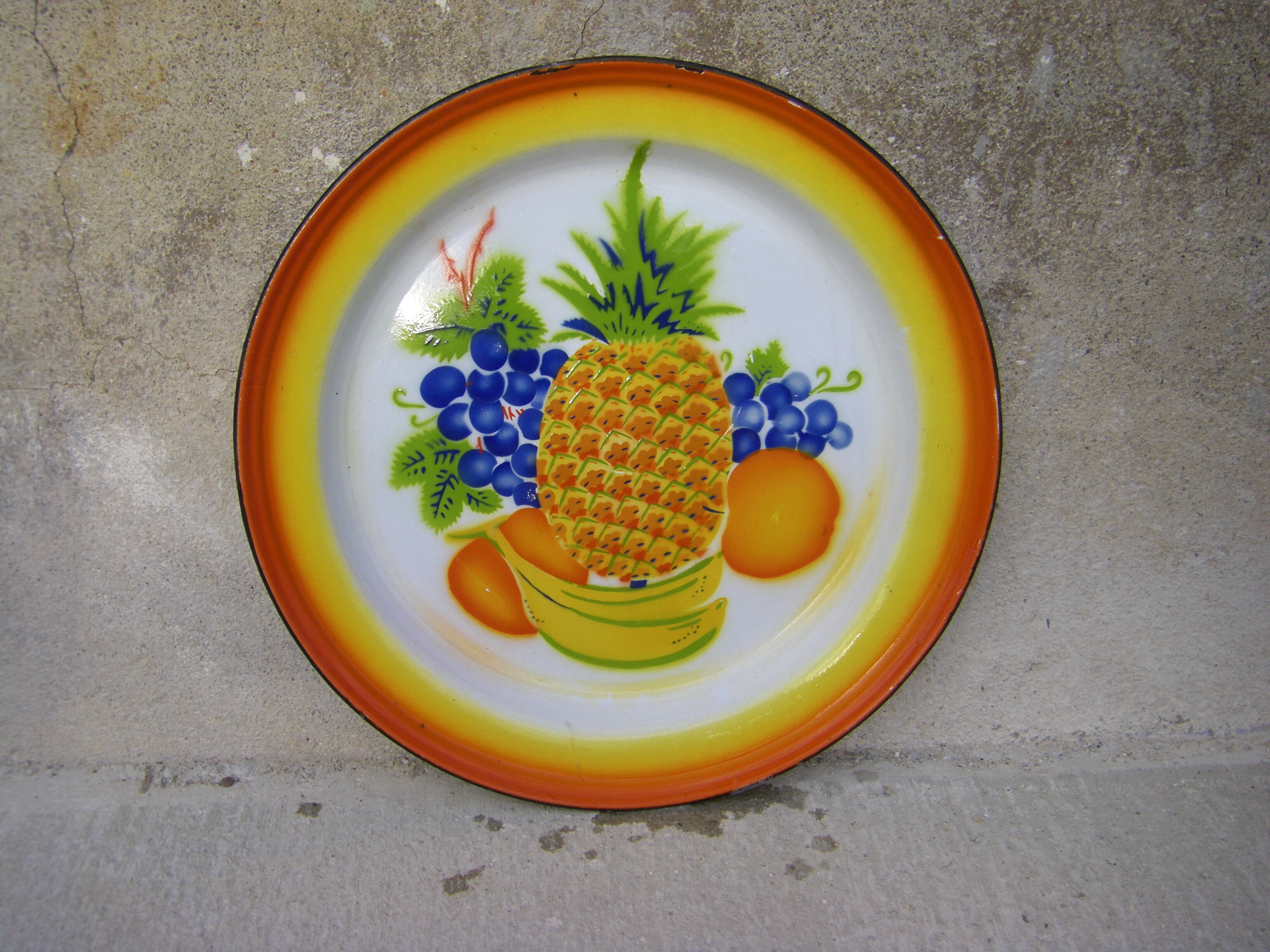 Enamelled dish 50 cm in diameter
