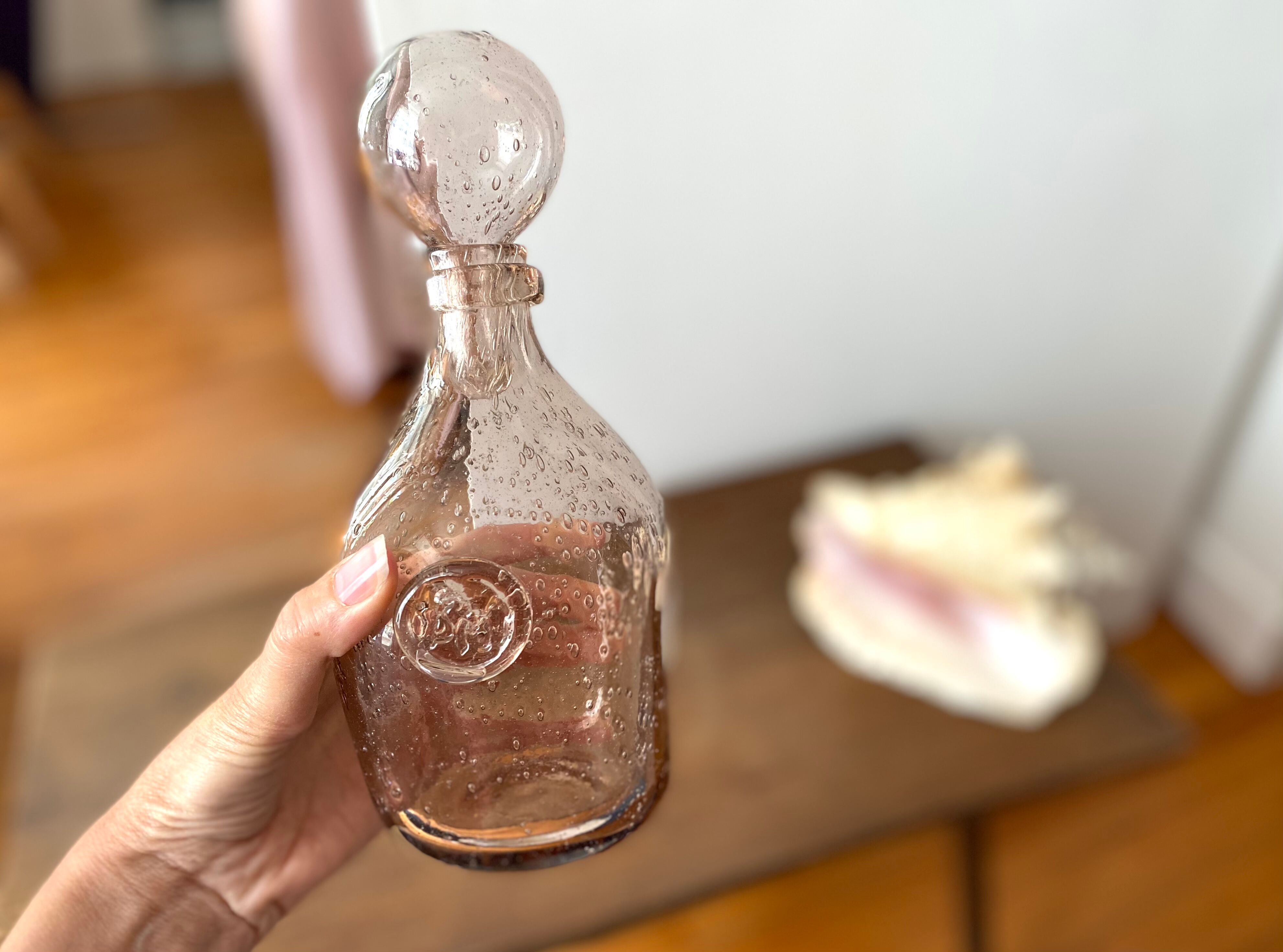 Carafe en verre bullé rose Biot vintage années 60