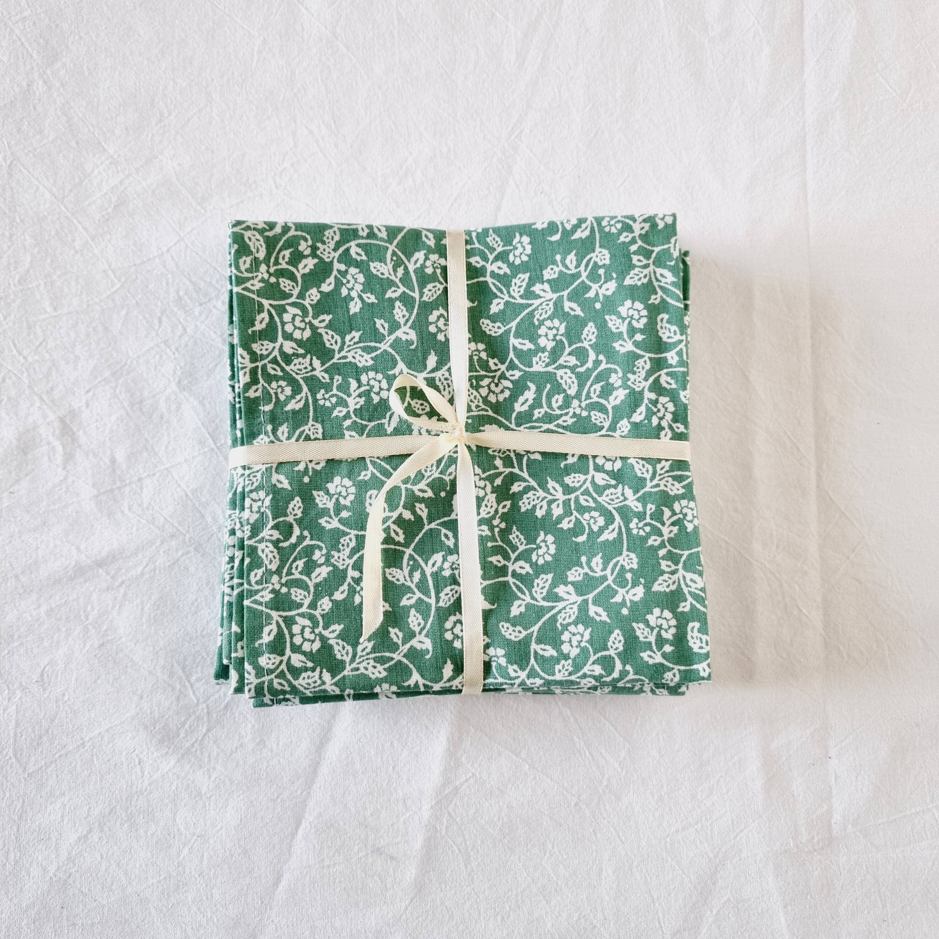 6 green cotton cloth napkins with white linens