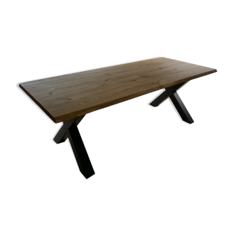 Table en Chêne massif clair , vitrifiée, pour 8 personnes confort avec pieds métal en X