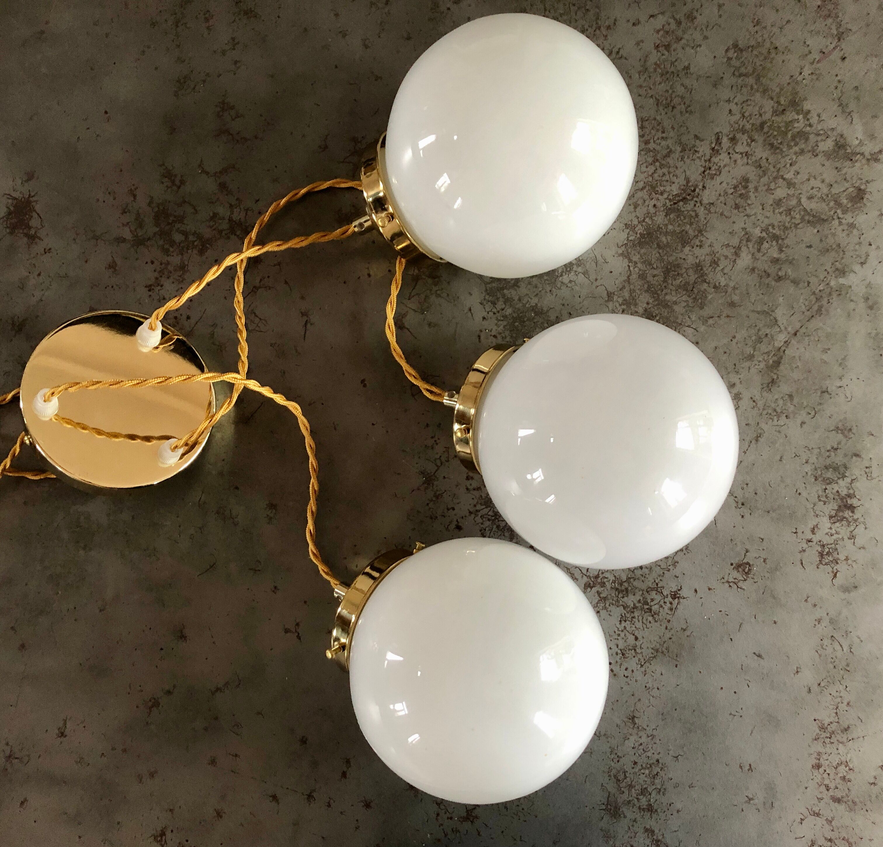 Three-light cascade suspension, vintage globes in white opaline