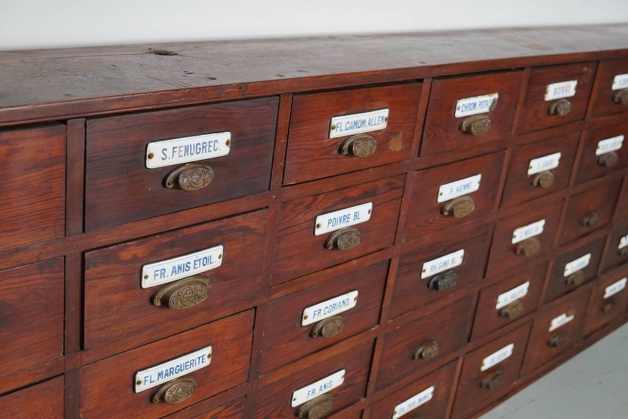 Grand Cabinet d'Apothicaire Antique en Pitch Pine, Belgique, avec Boucliers en Émail, 1900s