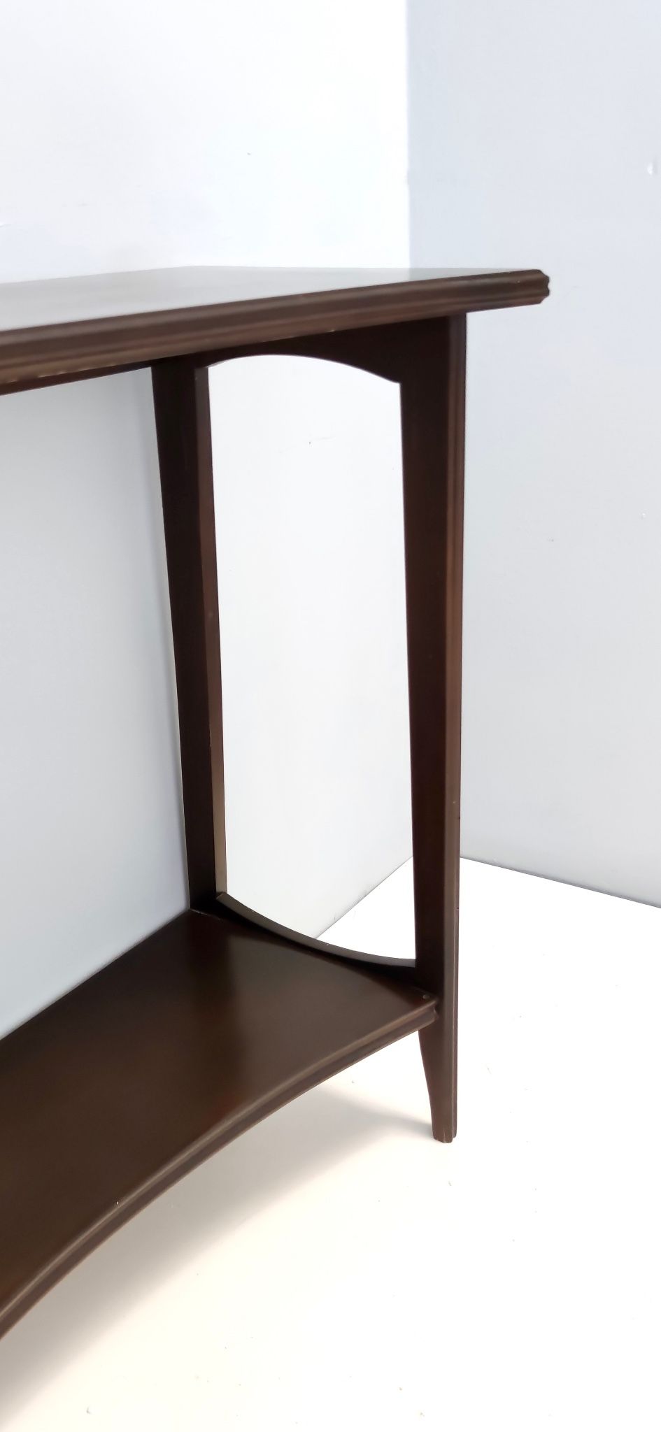 Table console en hêtre ébénisé postmoderne avec une étagère inférieure, Italie