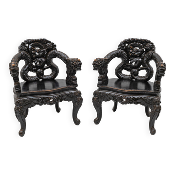 Paire de chaises en bois dur ébène sculptées de dragons de la dynastie Qing, 19e siècle.