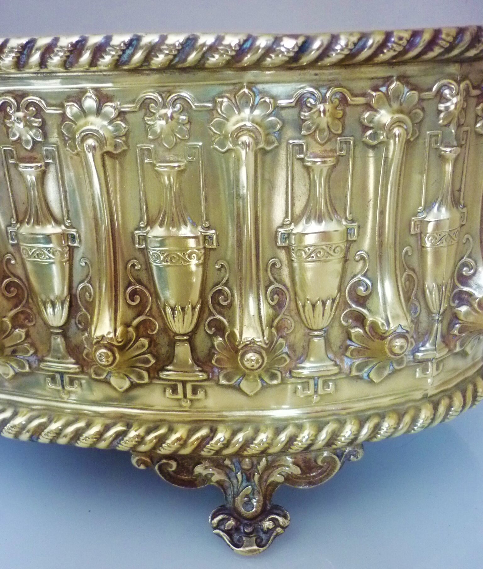 Old planter, repelled brass, nineteenth century, antique décor