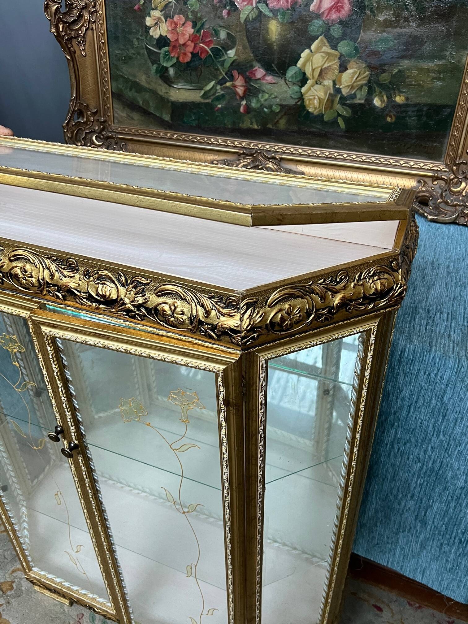 Vitrine dorée. Bois, dorure, verre, miroir.