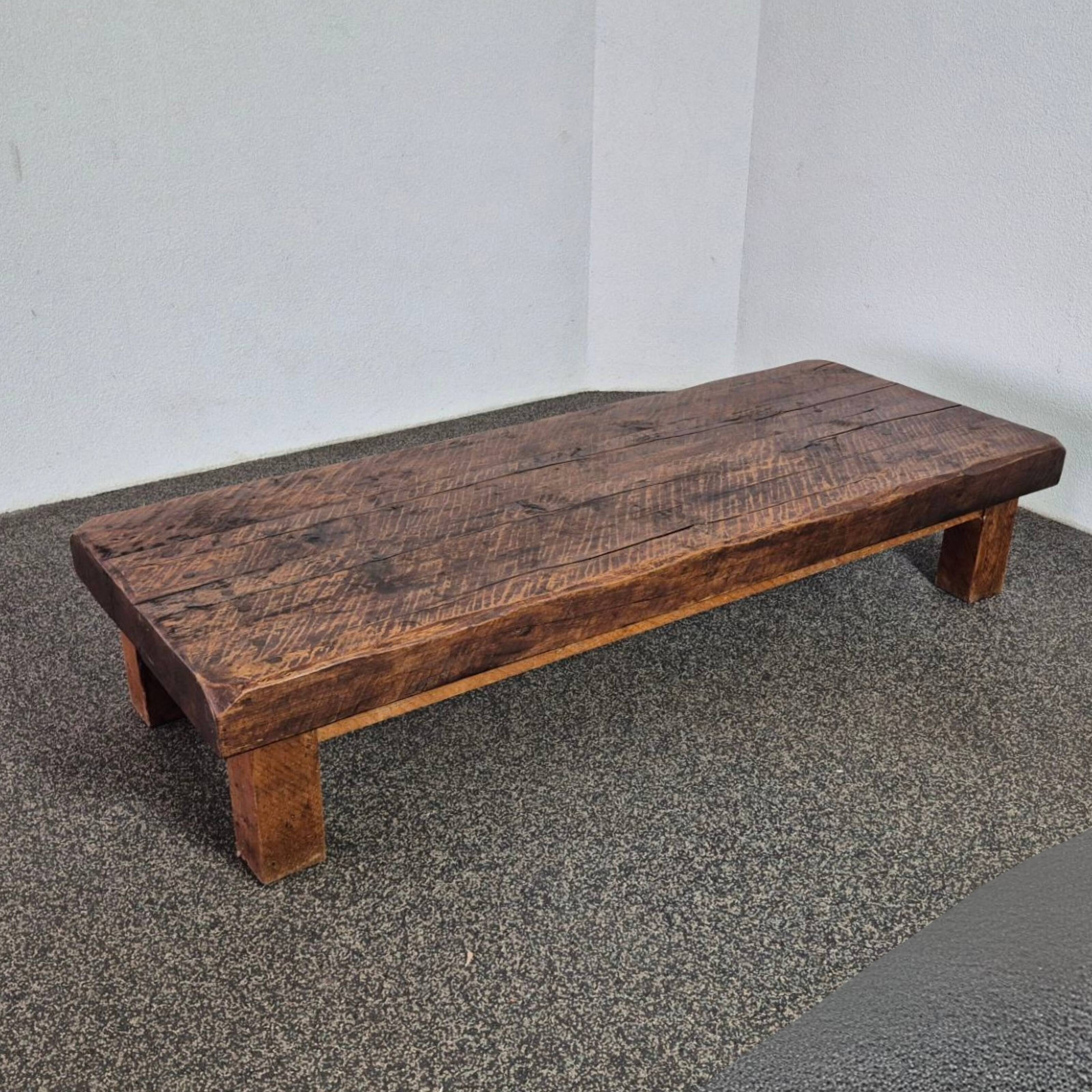 Table basse brutaliste en chêne, France années 1950