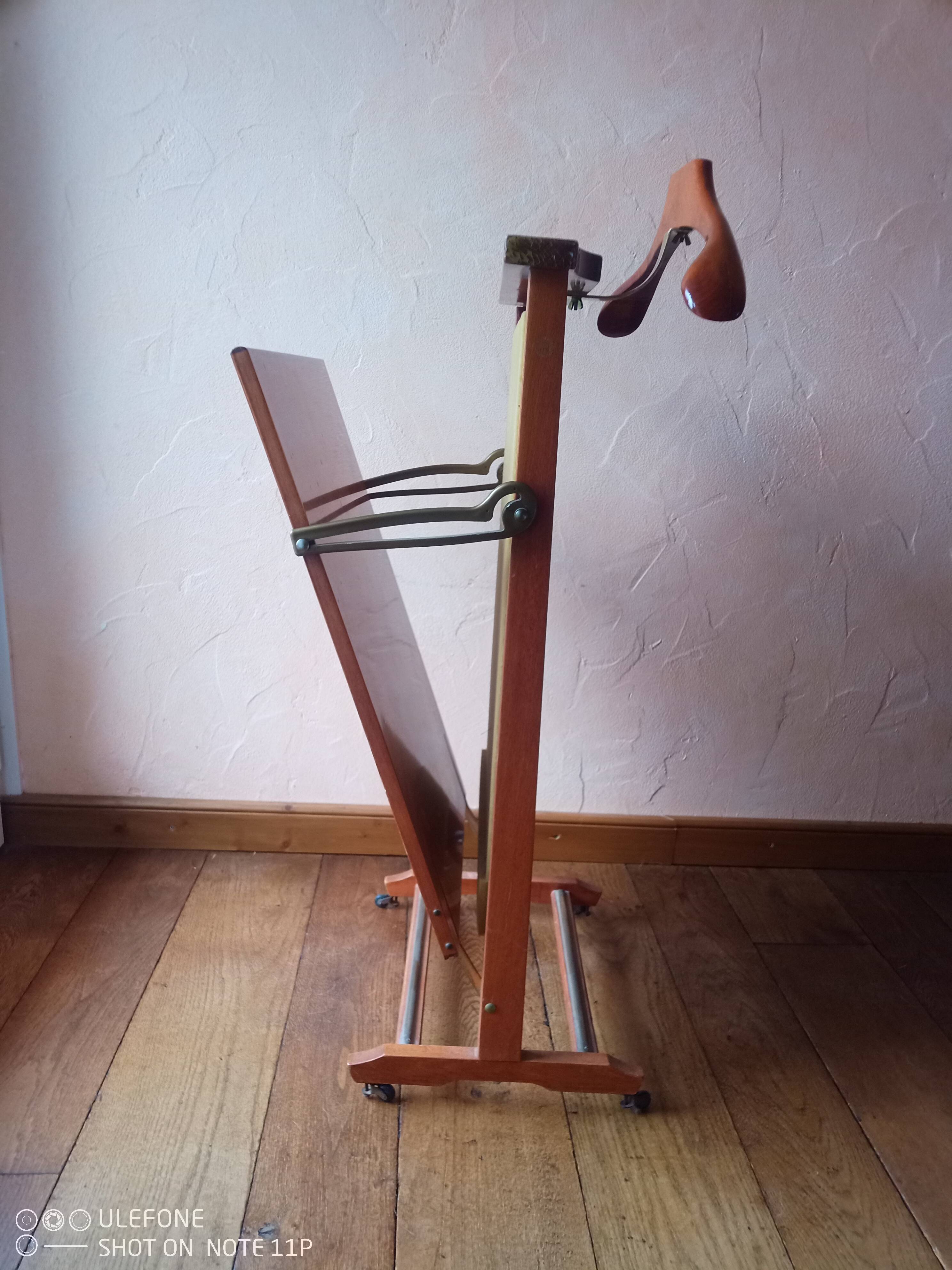 Valet. In varnished wood.