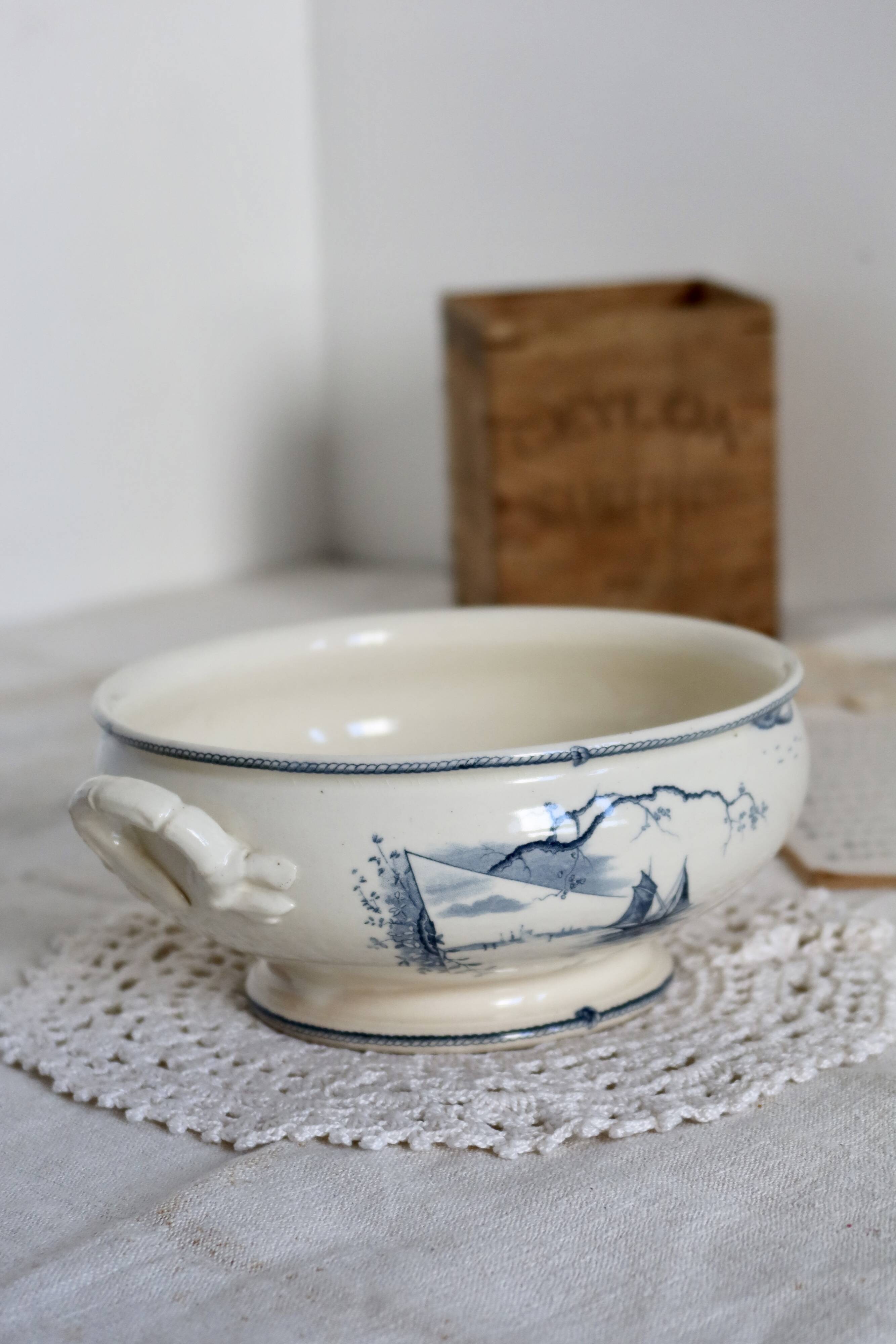 Table service 63 pieces Gien earthenware 19th century Marines model