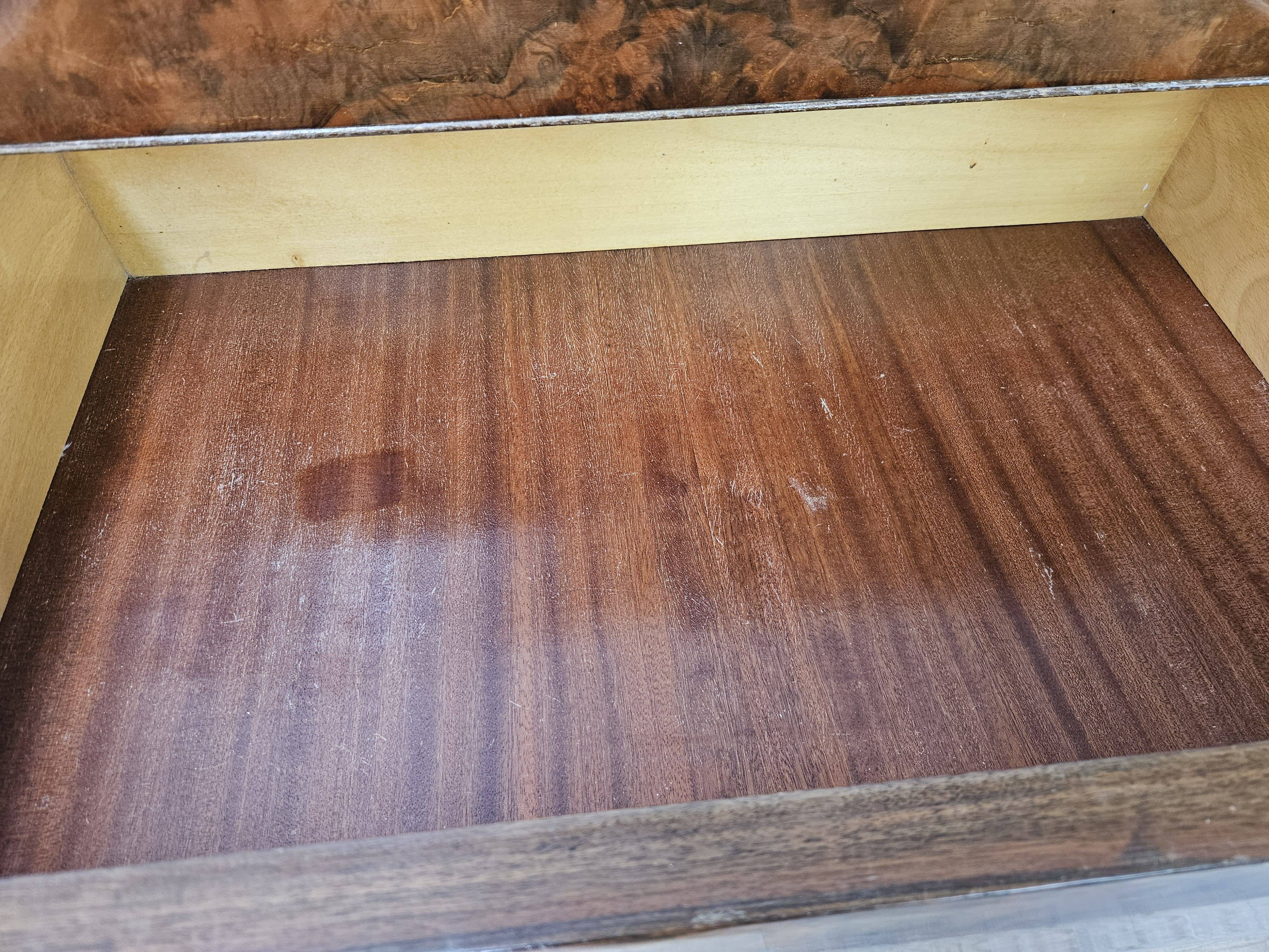 Commode en noyer avec dessus en verre double.