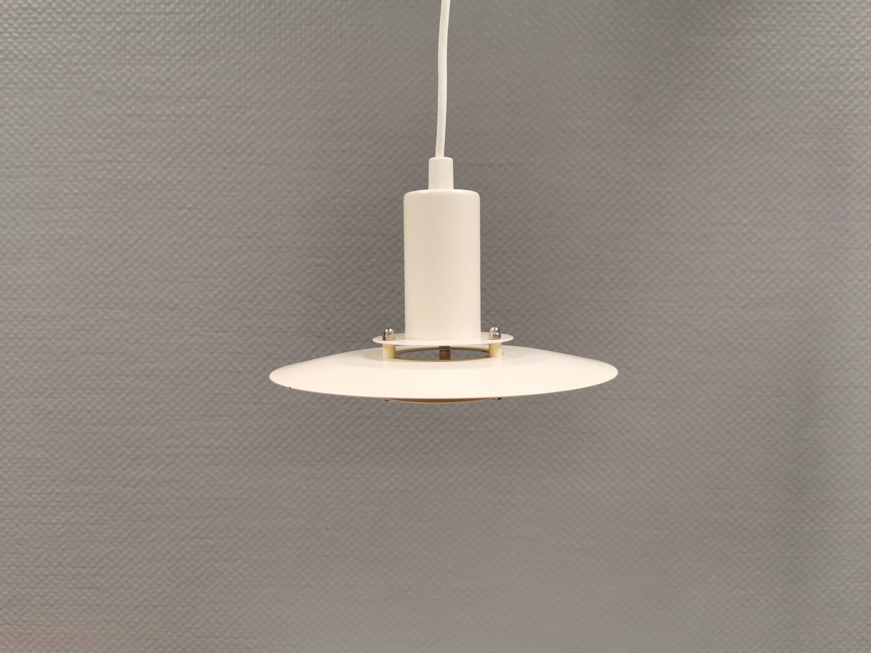 Une lampe suspendue minimaliste blanche de Lyfa Danemark, années 1980.
