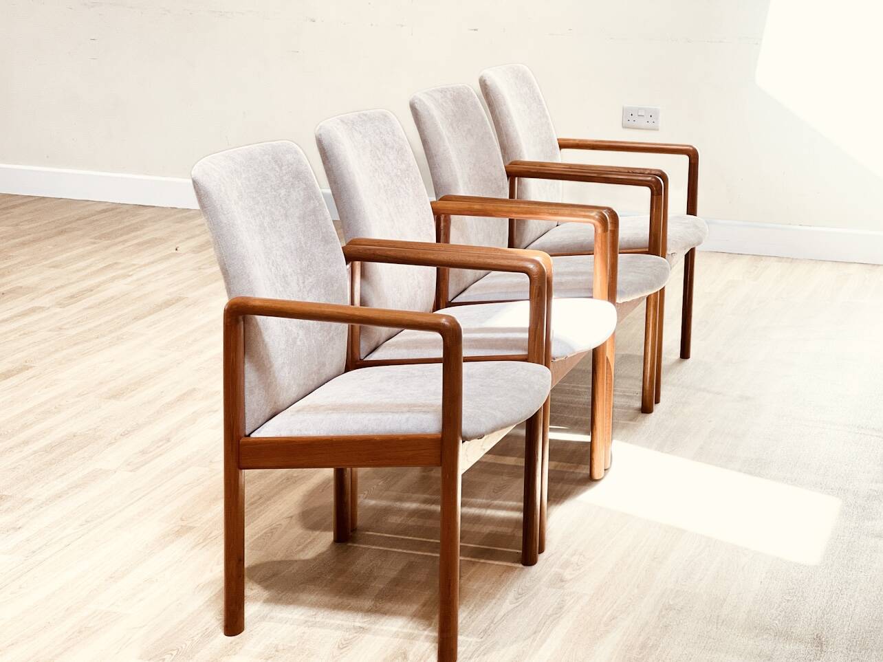 Suite de quatre fauteuils de Dyrlund en teck