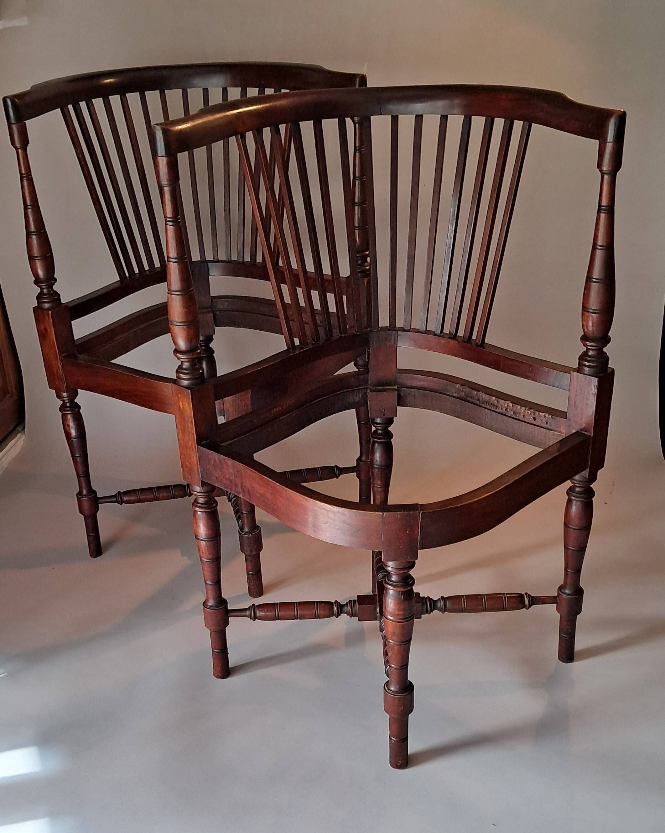 Paire de fauteuils d'angle paillés Jungerstil en acajou 1900.