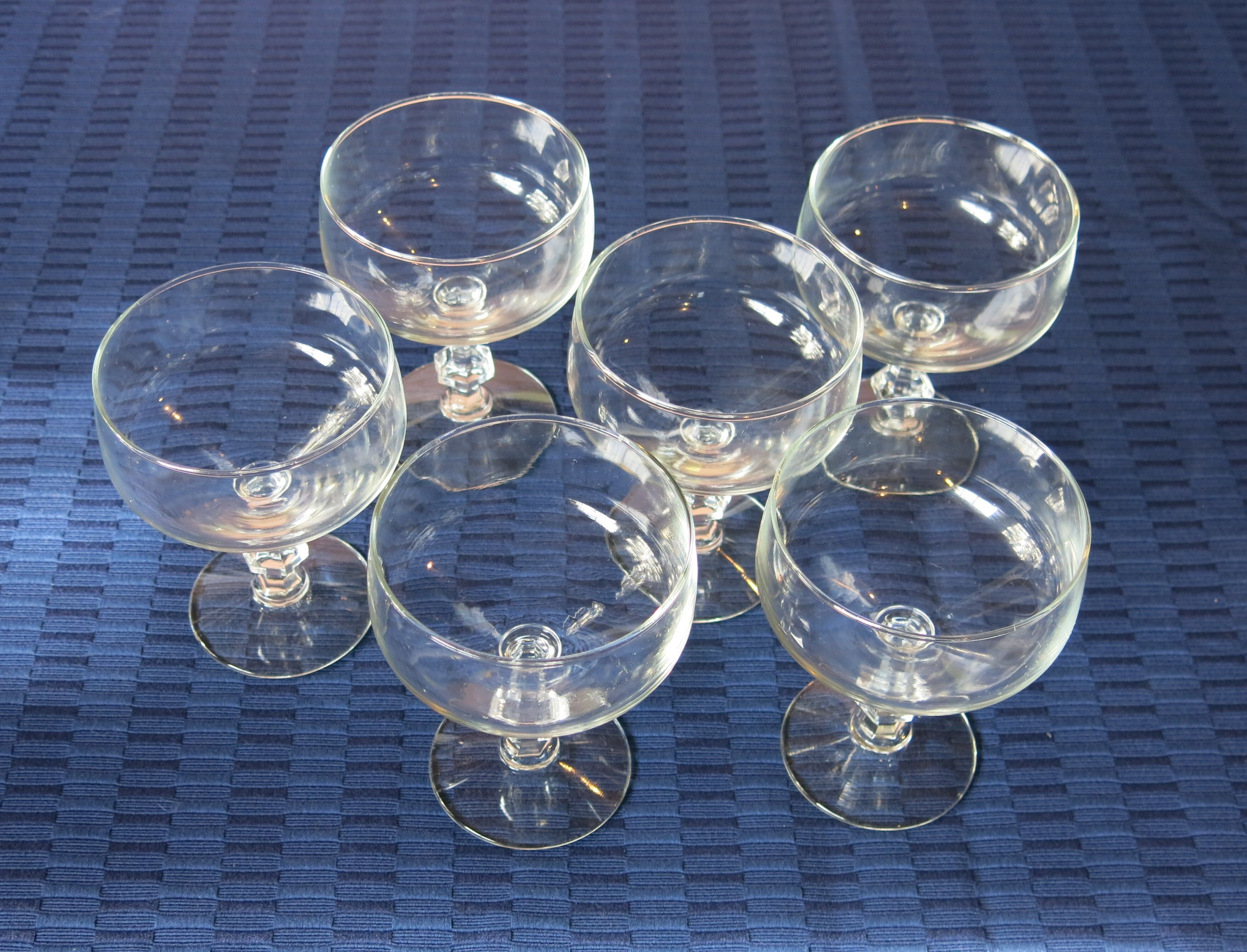 6 champagne or cocktail glasses in transparent glass in very good condition.