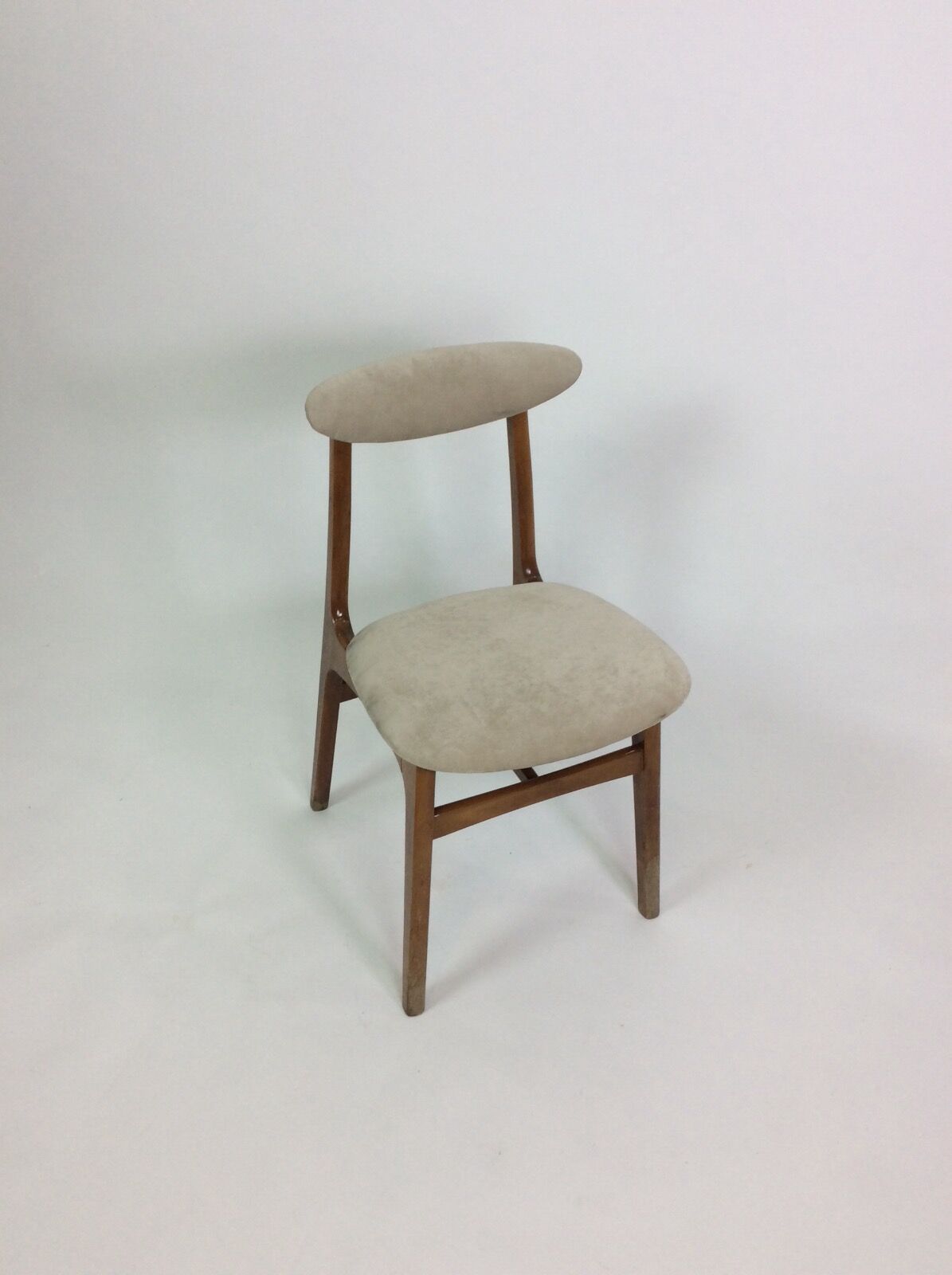 4 chairs "" 200-190 of Rajmund Teofil Hałas.