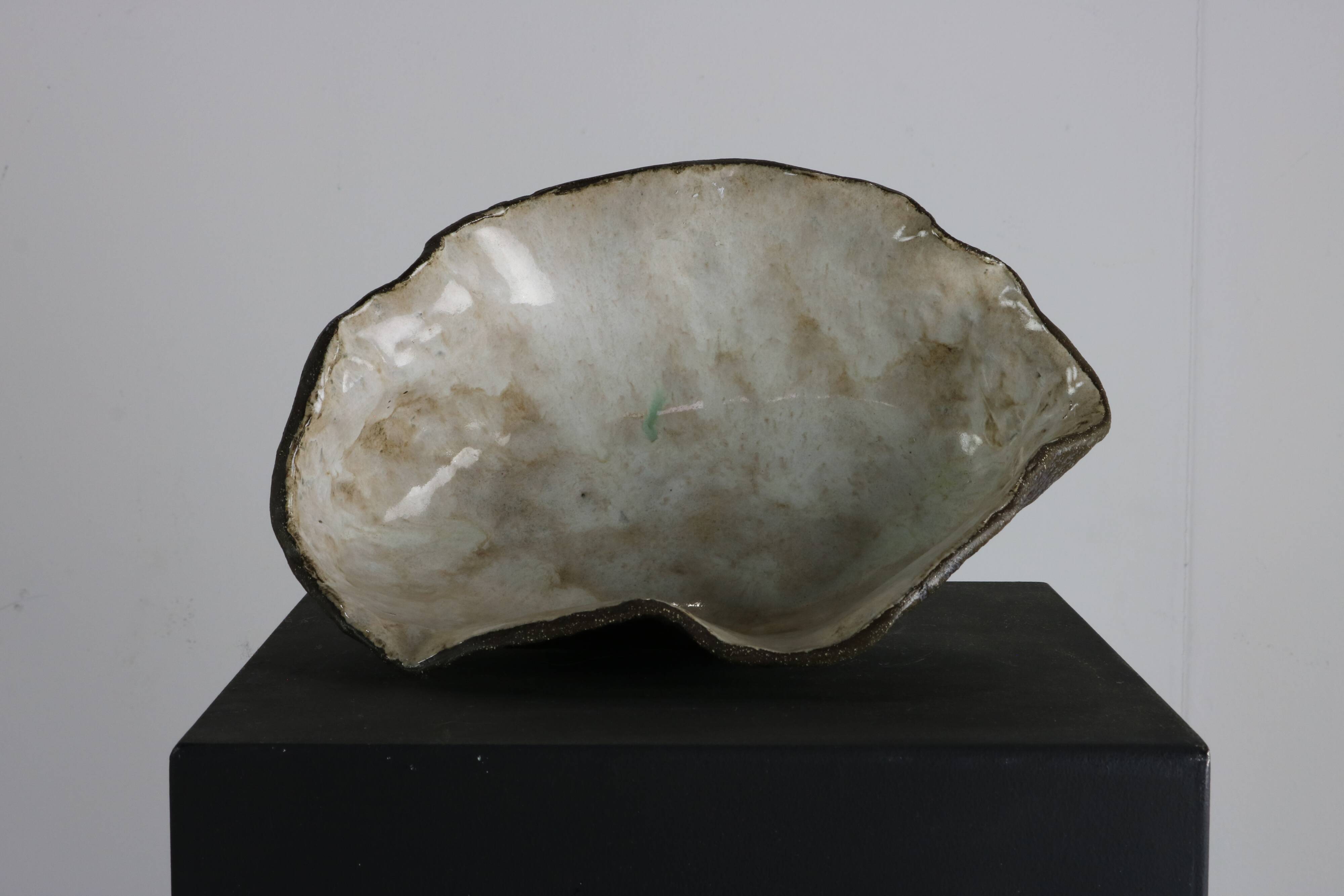 Fat Lava oyster bowl with 5th leg in red