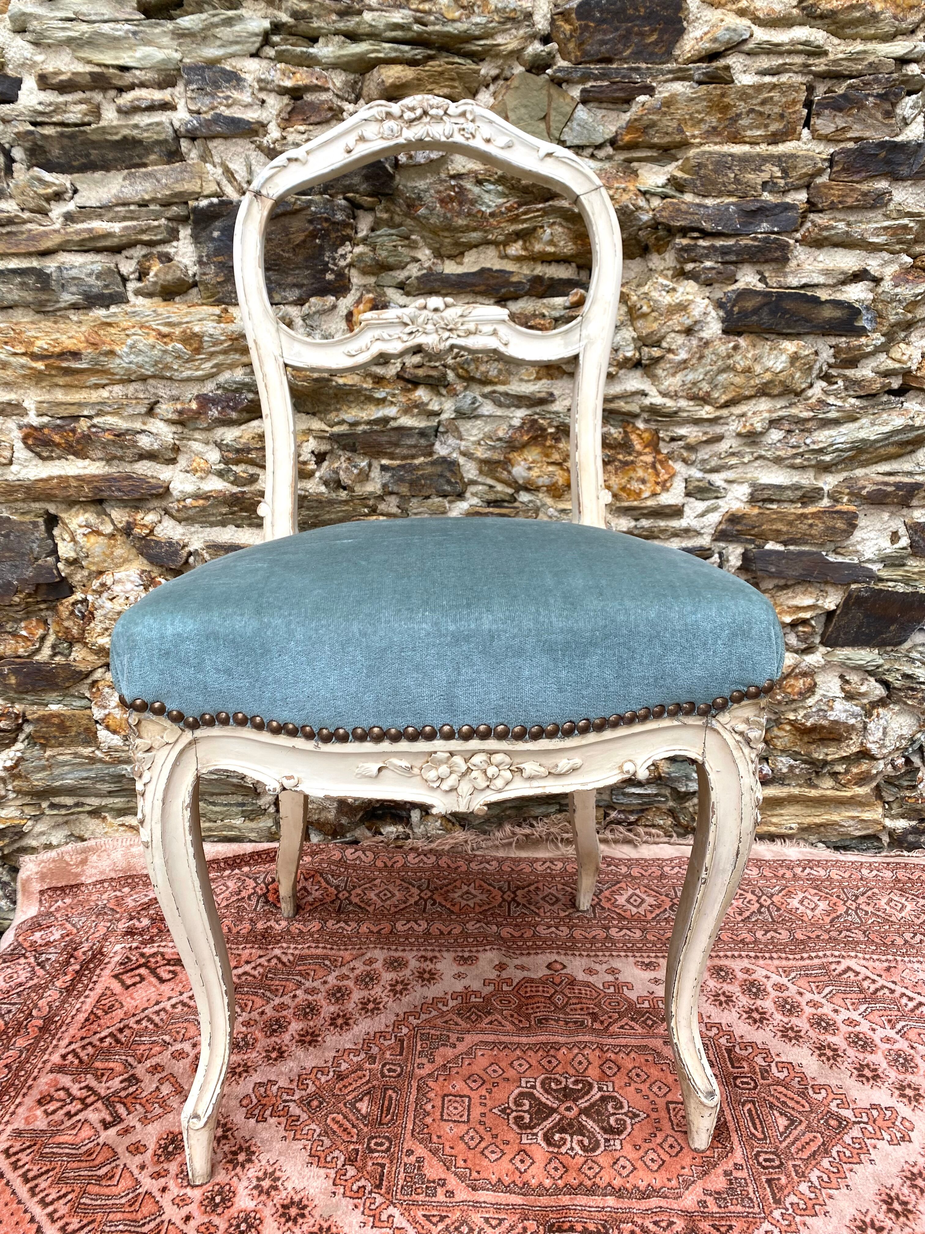 Louis XV chair, 18th century in carved wood decorated with flowers
