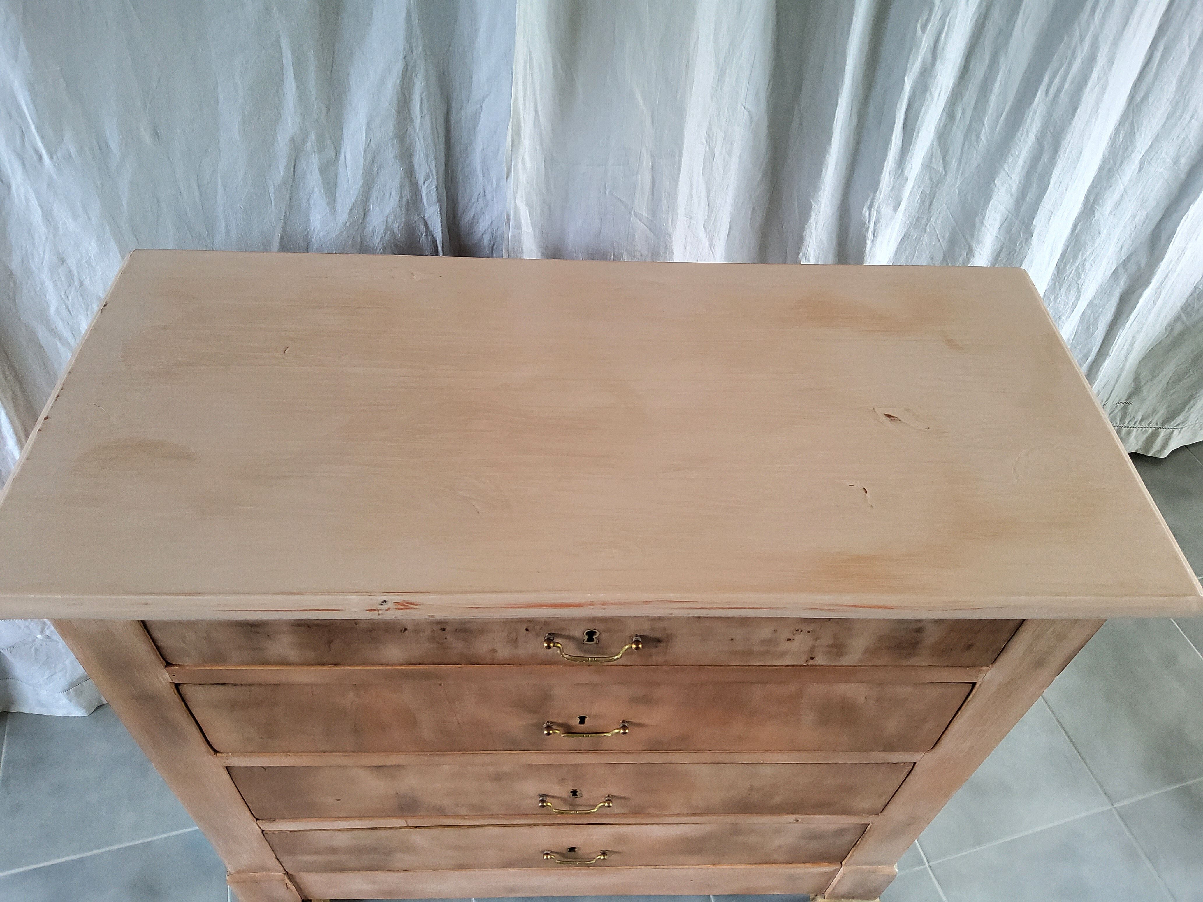 Commode patinée