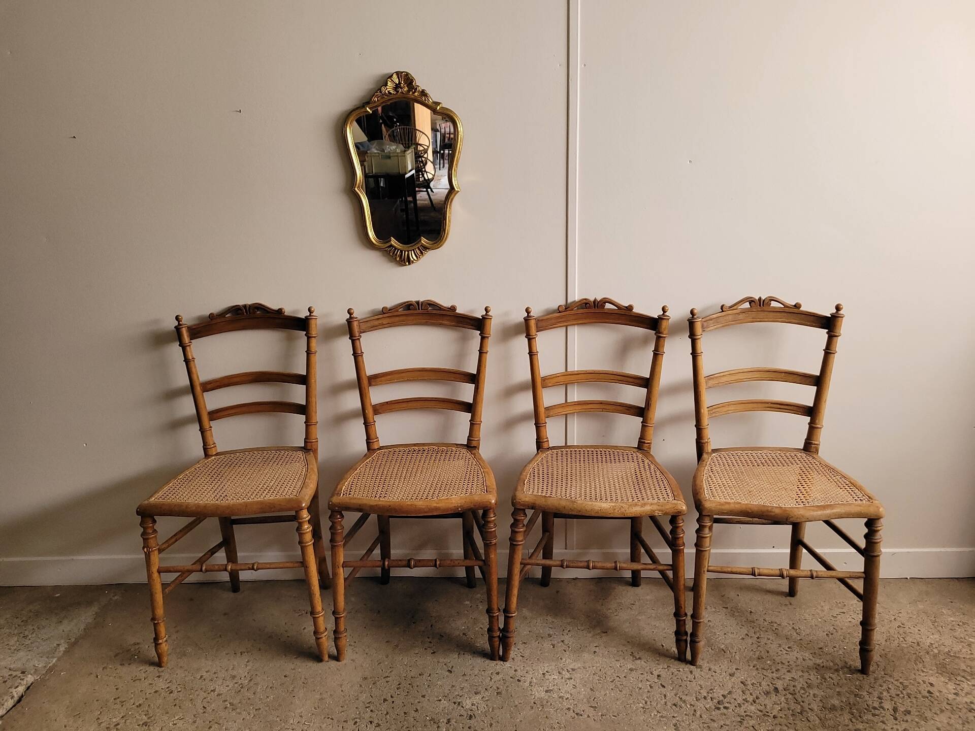 Lot de 4 chaises volantes Louis XVI