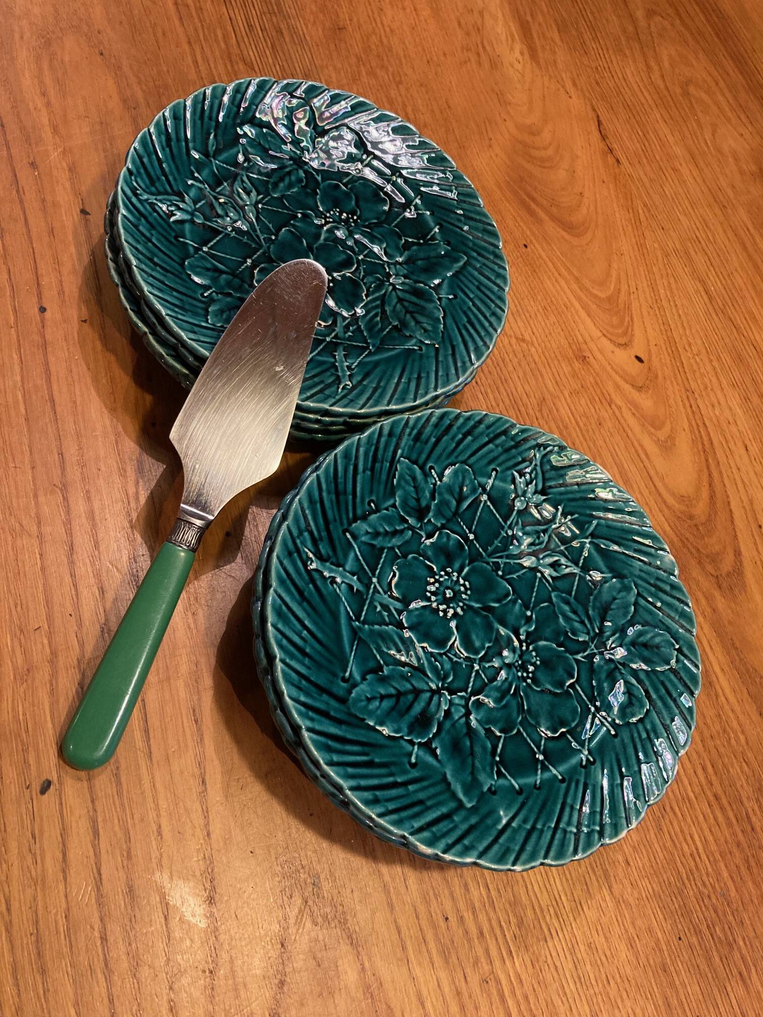 Set of 10 green earthenware dessert plates with a finely embossed floral pattern