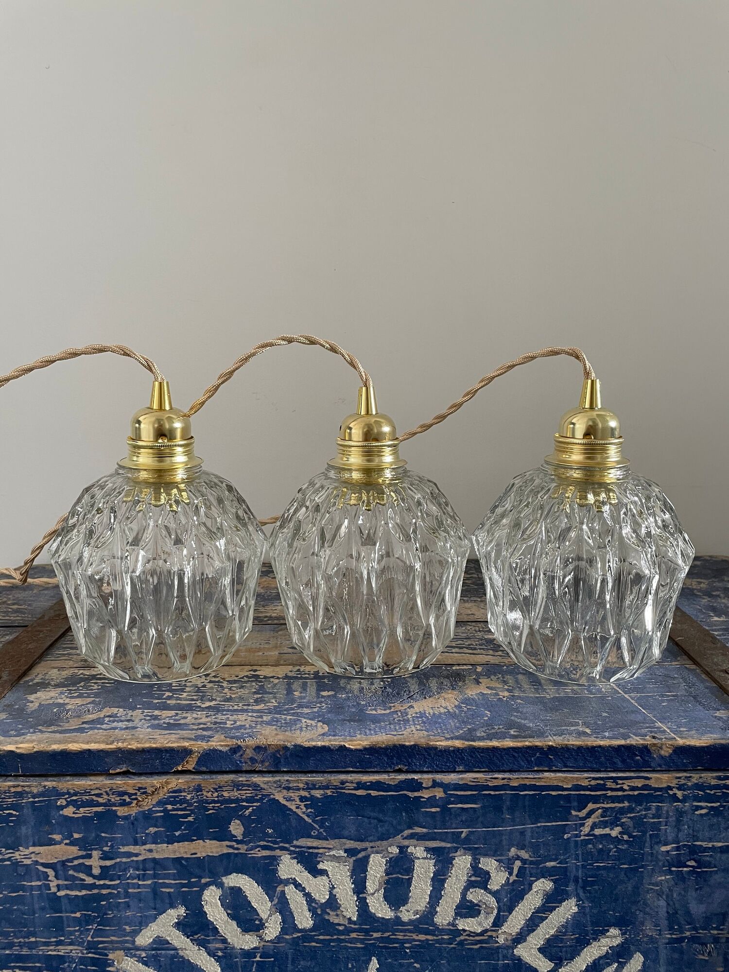 Trio of suspension in electrified chiseled glass to nine