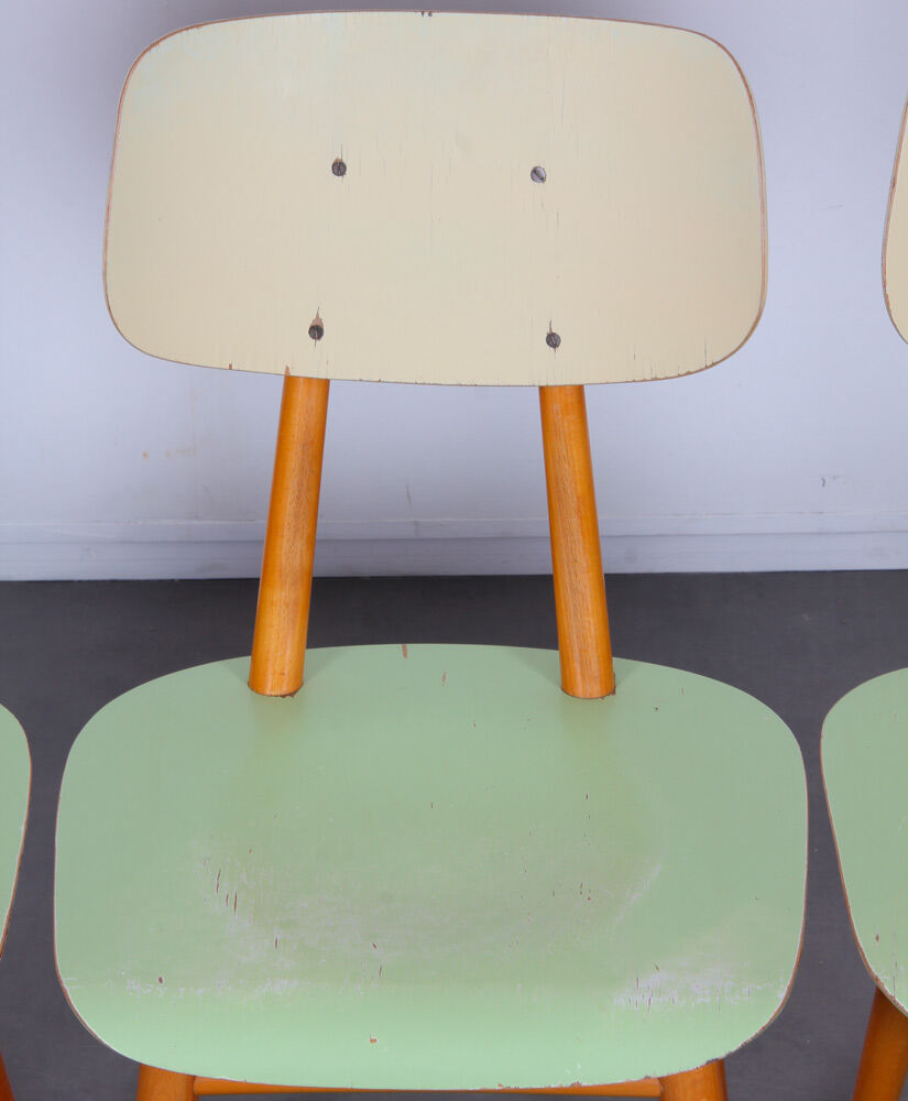 Suite de 3 chaises produites par Ton dans les années 1960