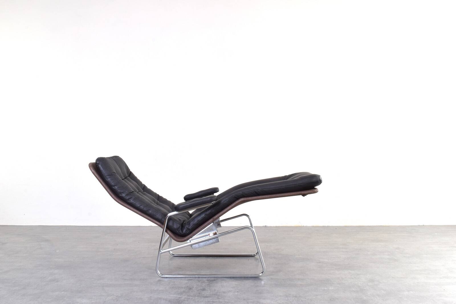 Bauhaus Leather and Chrome Model Fenix Chaise Lounge by Sam Larsson for Dux