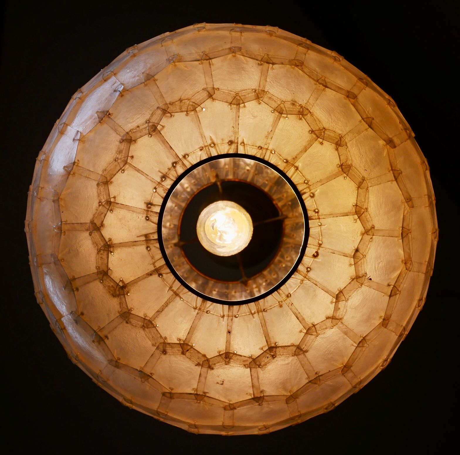 Suspension in pearls of mother-of-pearl of Capiz and brass