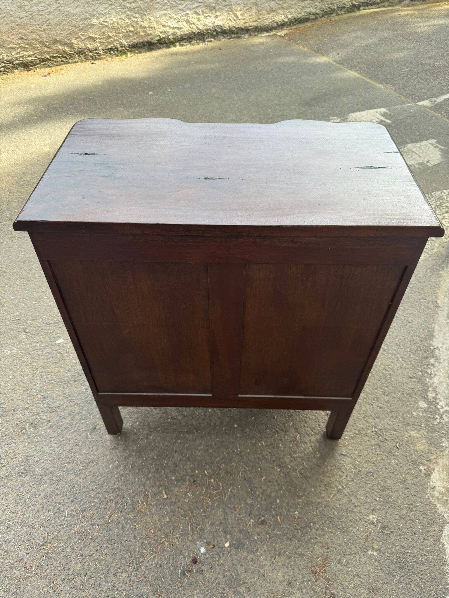 Commode sauteuse galbée style Louis XV
