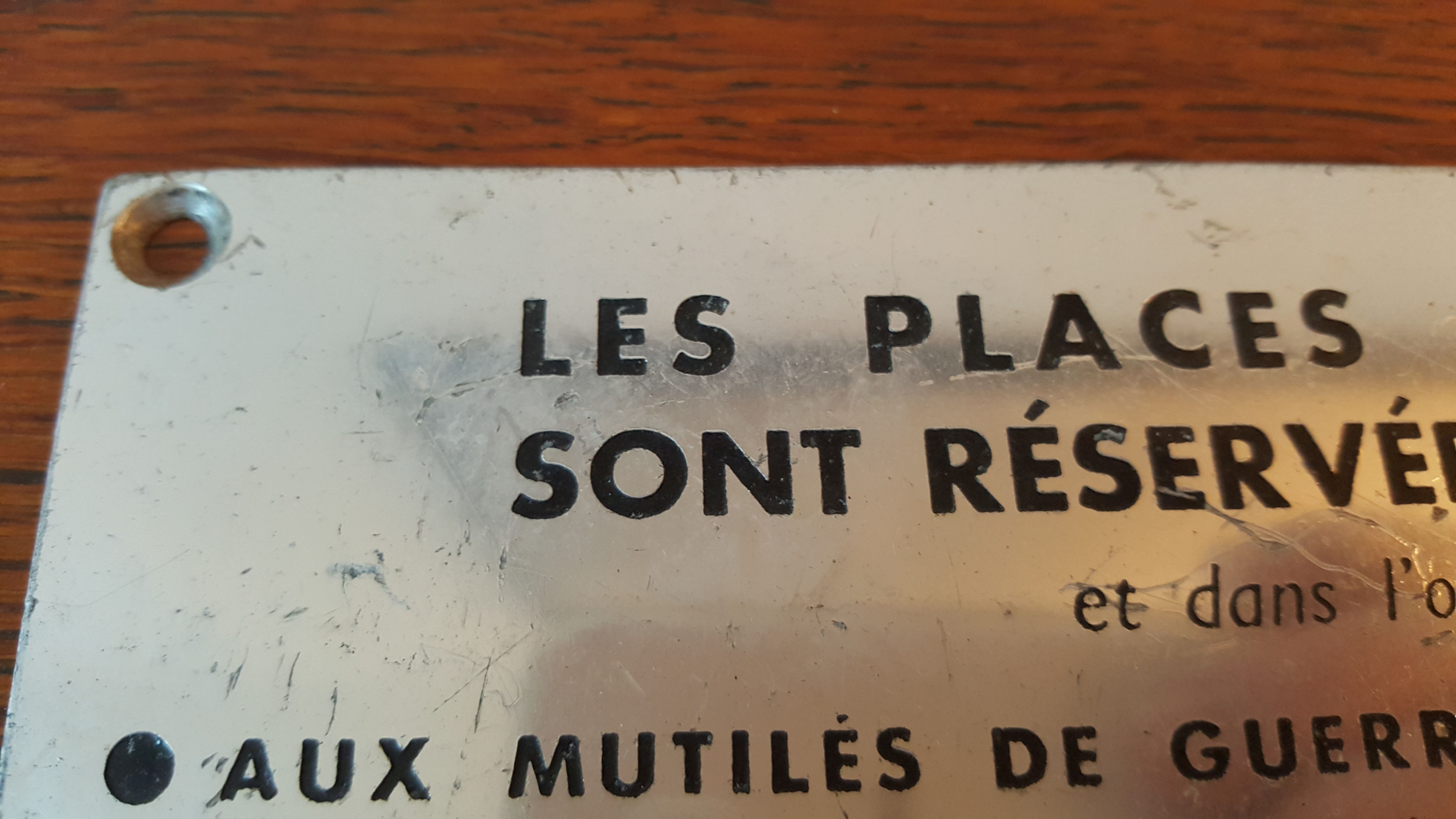 Ancienne plaque métallique places réservées mutilés de guerre transport en commun sncf