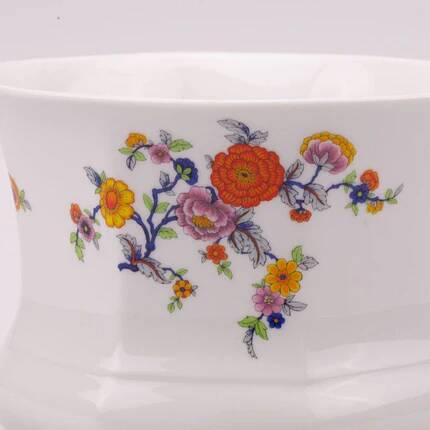 White porcelain pot (cache-pot) with floral patterns from Wunsiedel.