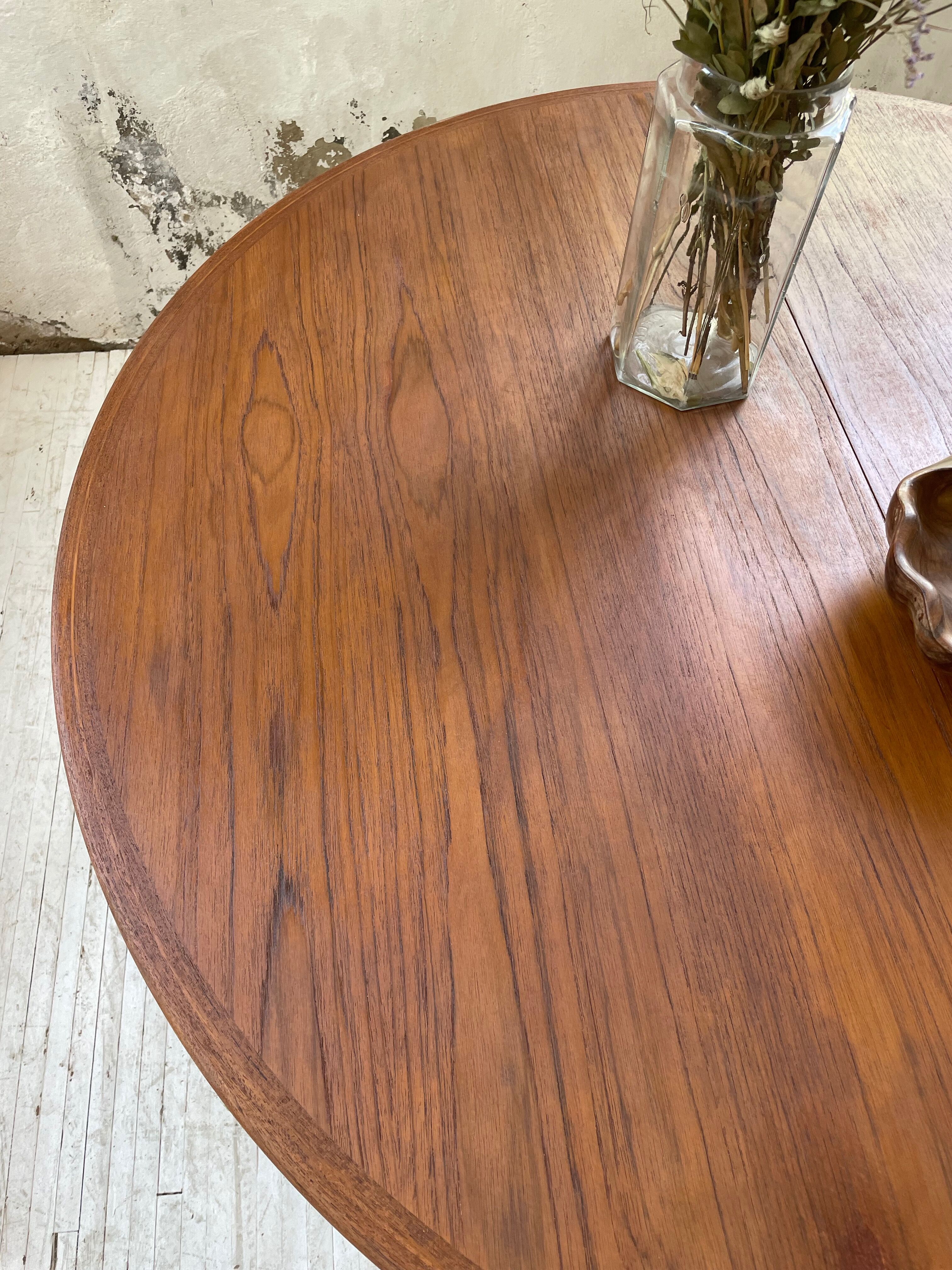 Round table 120-230 cm scandinavian samcom arne hovmand olsen