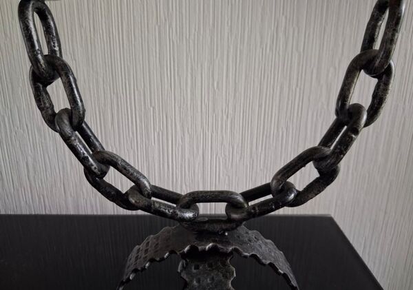 Chandelier double bougie brutaliste—fer forgé, chaîne et base tripode