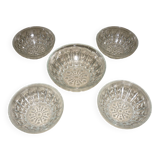 Lot saladier et  4 coupelles en verre moulé pressé