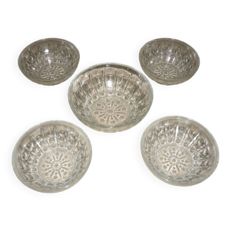 Lot salad bowl and 4 cups in pressed molded glass