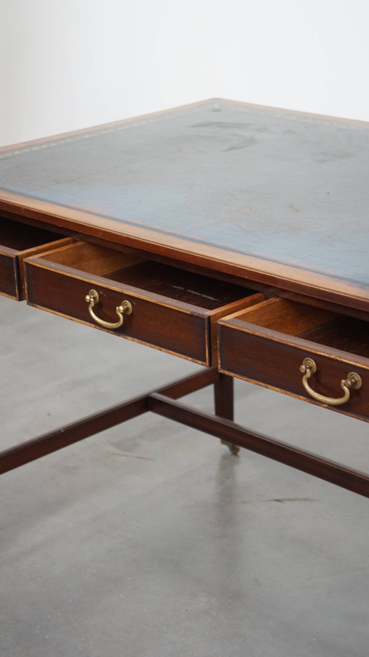 Bureau et chaise de bureau Chesterfield en cuir de vachette bleu