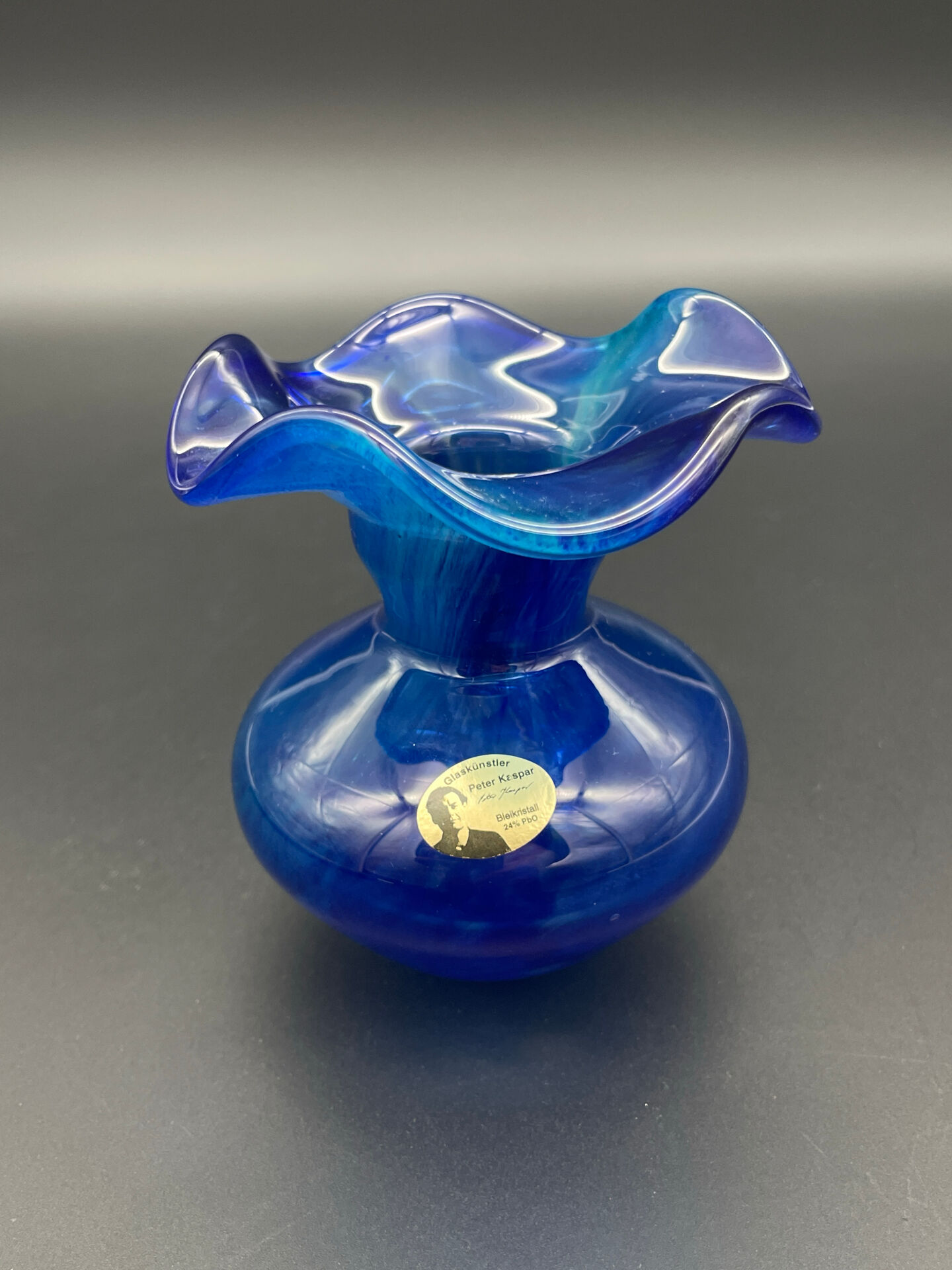 Vase Peter Kaspar en cristal bleu 24 % PbO à bord ondulé