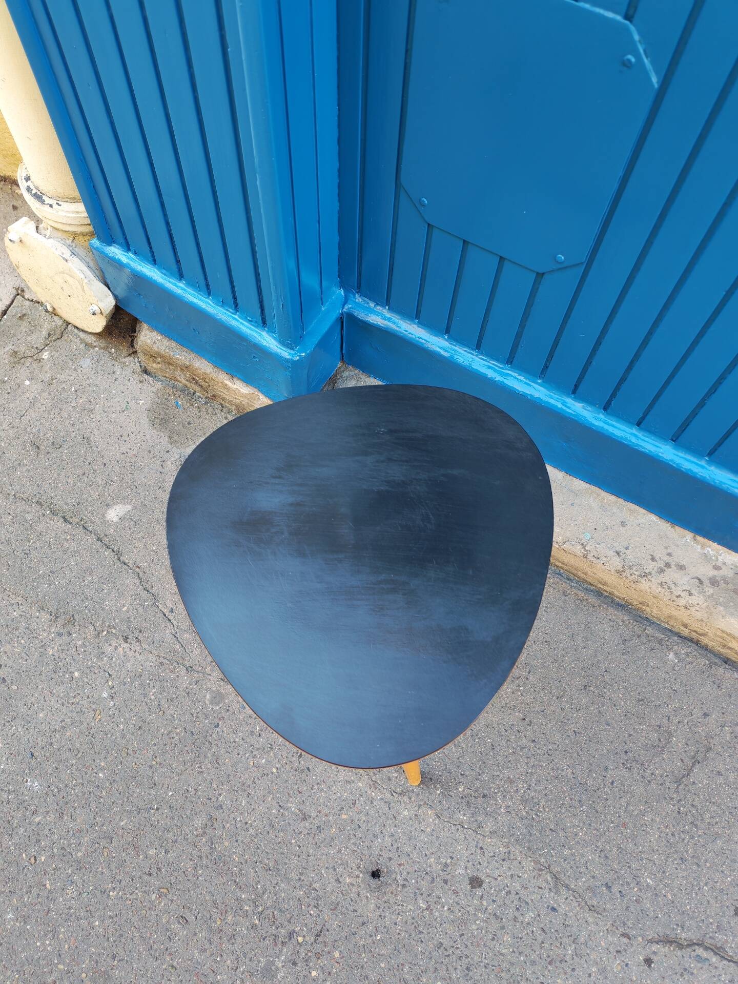Tripod side table in rockabilly style from the 1960s.