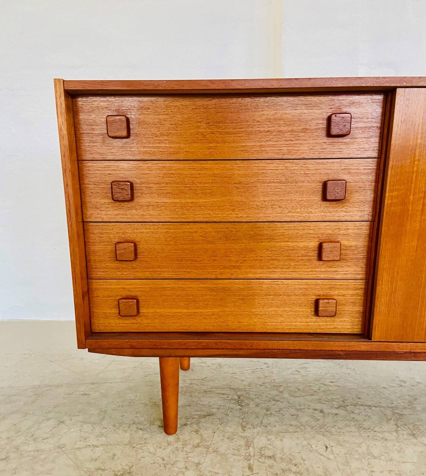 Buffet danois rétro vintage en teck du milieu du siècle par Domino Møbler