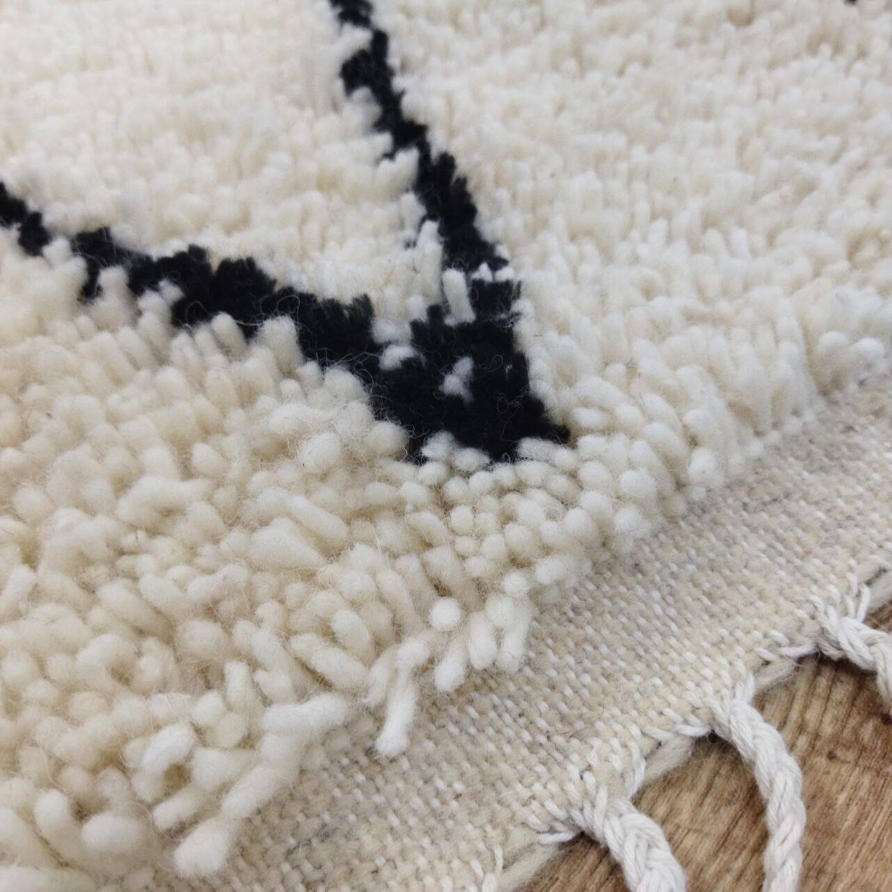 Azilal Berber rug in handmade wool 200 X 140 CM