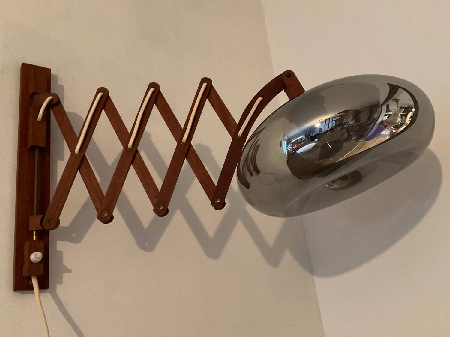 Scandinavian “scissors” wall lamp in teak from the 50s and 60s