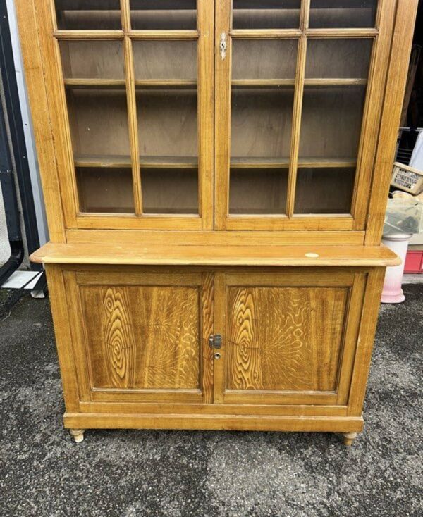 Grande bibliothèque vitrée ancienne en bois – 262 cm
