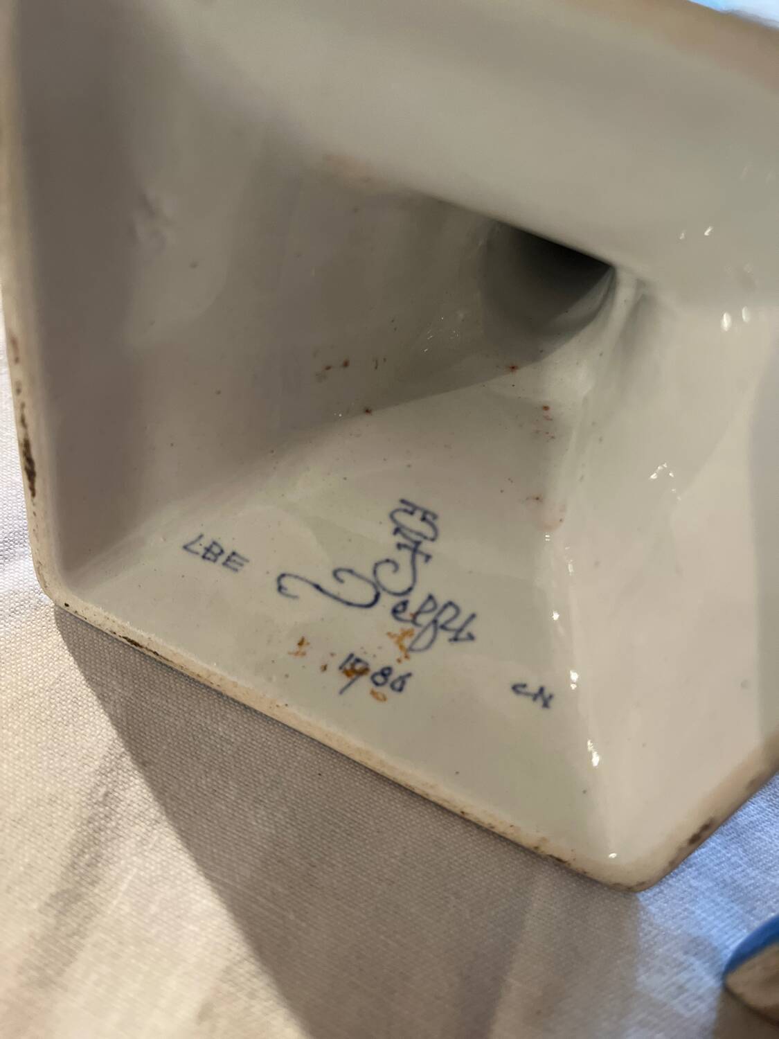 2 candlesticks in the style of the fiancé of Delft, Holland, 1988