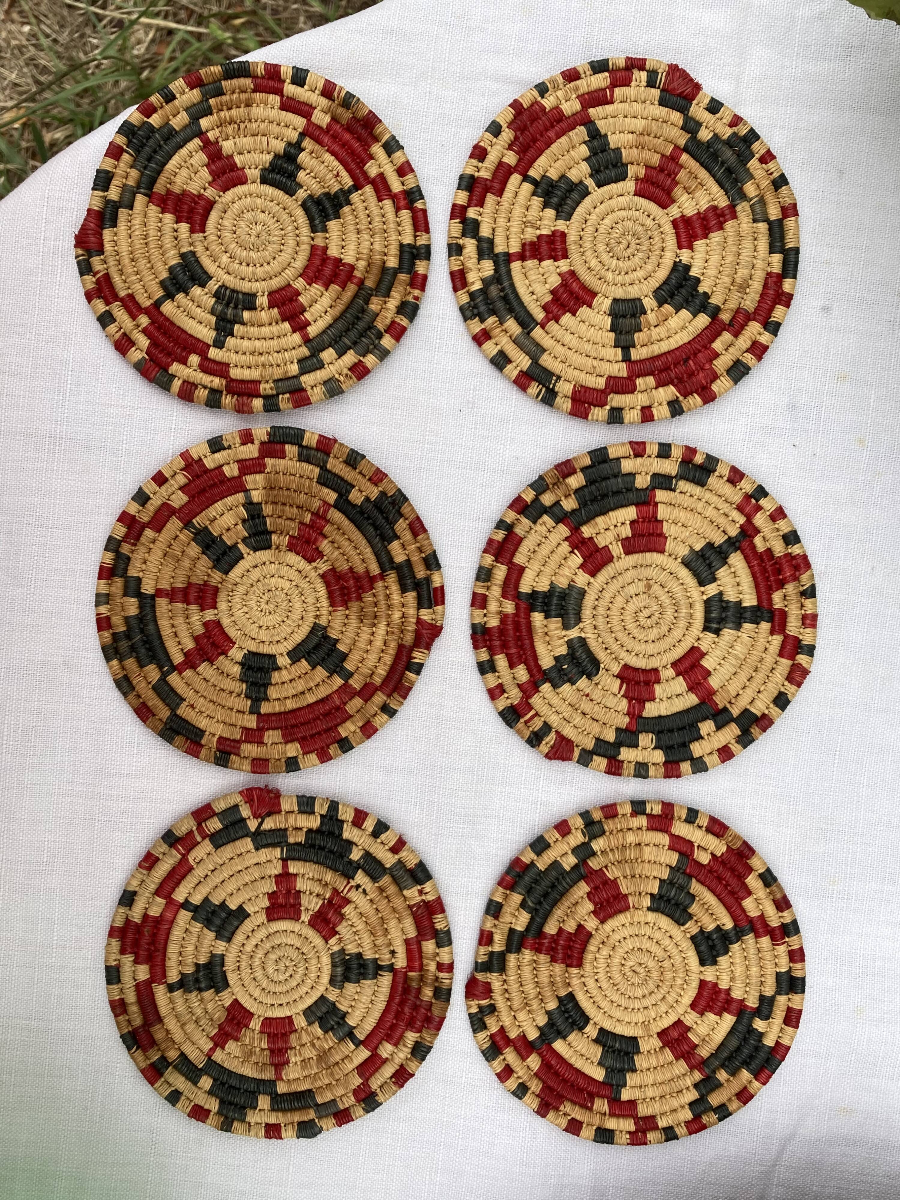 Round coaster made of natural wicker rattan, red and green